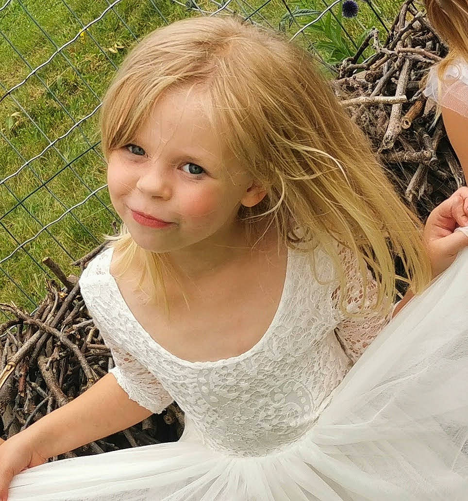 Clémence a rejoint le concours — aidez-le/la à gagner de superbes lots ! blond, bridal_accessory, bridal_clothing, brown_hair, embellishment, eye, facial_expression, gown, grass, hair, hairstyle, happy, head, iris, joy, layered_hair, lip, long_hair, people_in_nature, person