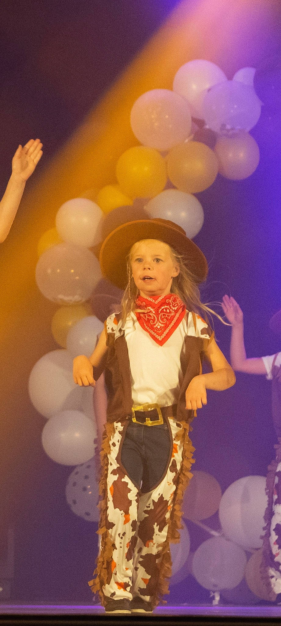 Clémence participe au concours pour gagner de l'argent avec cette photo : animation, balloon, belt, doll, entertainment, event, fashion, fashion_design, formal_wear, fun, happy, headwear, light, lighting, magenta, party_supply, performing_arts, person, pink, pop_music