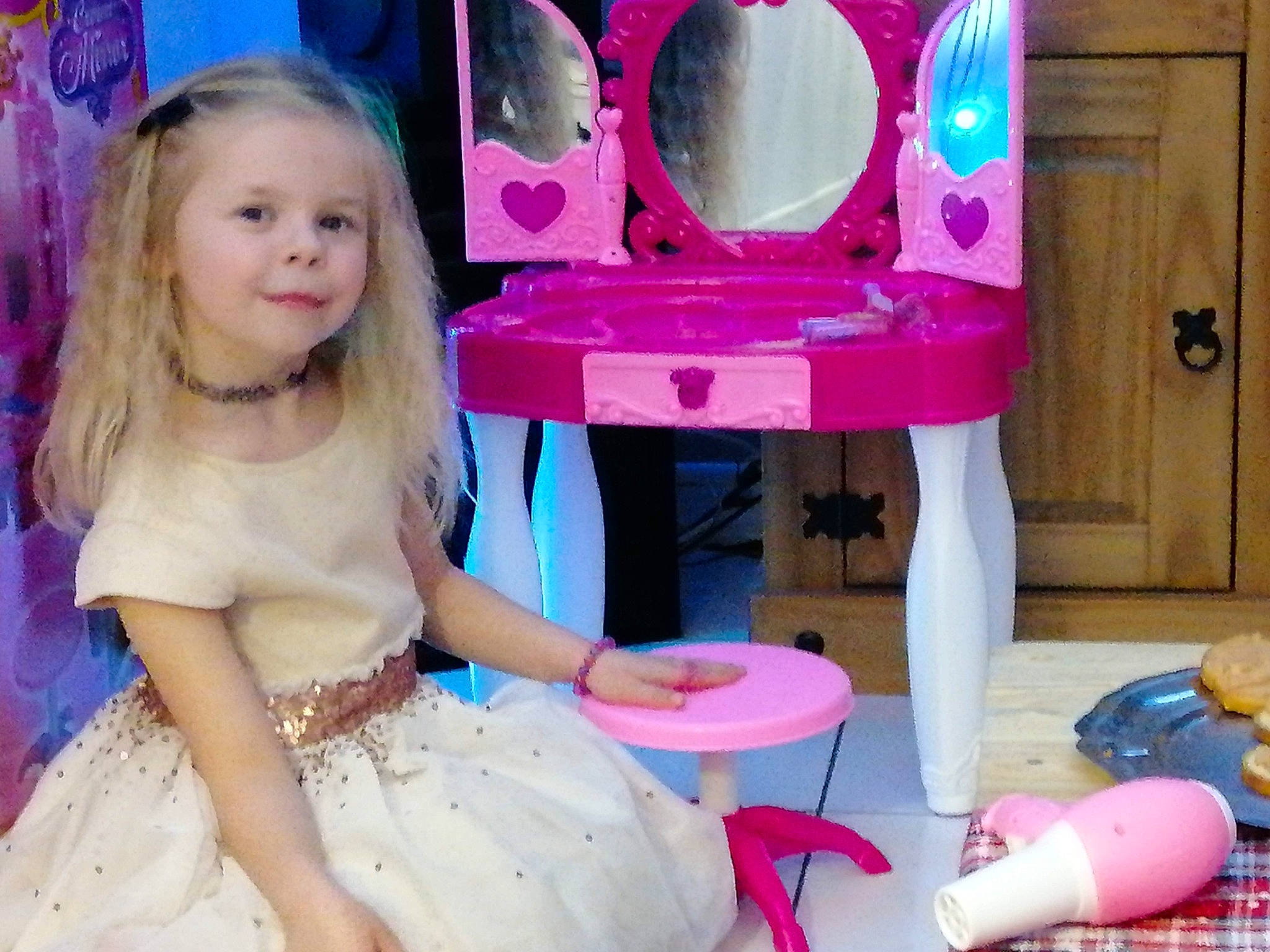 Clémence a rejoint le concours — aidez-le/la à gagner de superbes lots ! chair, child, door, dress, event, fun, happy, human_leg, joy, leisure, magenta, party, person, pink, purple, room, sitting, smile, textile, thigh