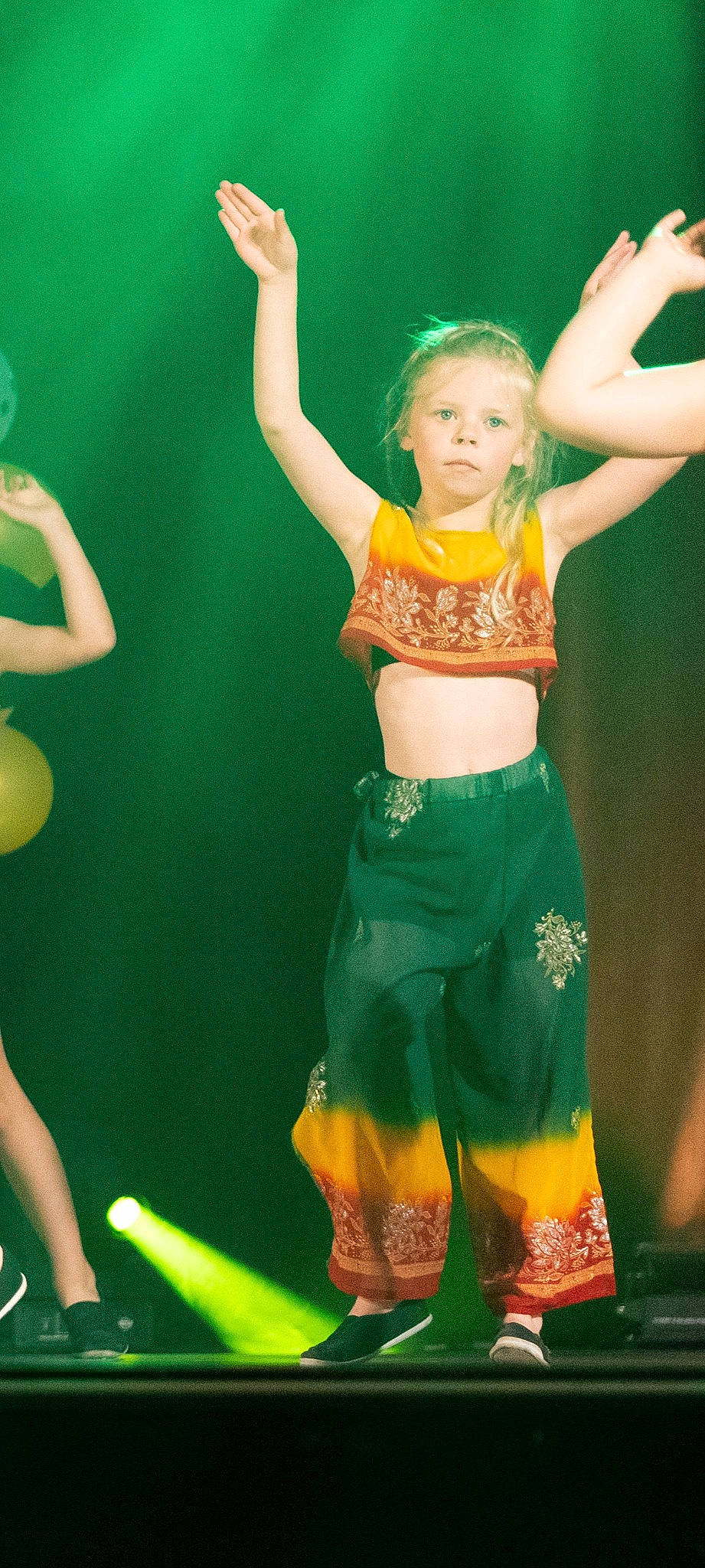 Clémence participe au concours pour gagner de l'argent avec cette photo : abdomen, chest, dance, entertainment, fashion, fun, green, happy, human_body, joint, leg, leisure, navel, people_in_nature, performing_arts, person, shoulder, stomach, thigh, trunk