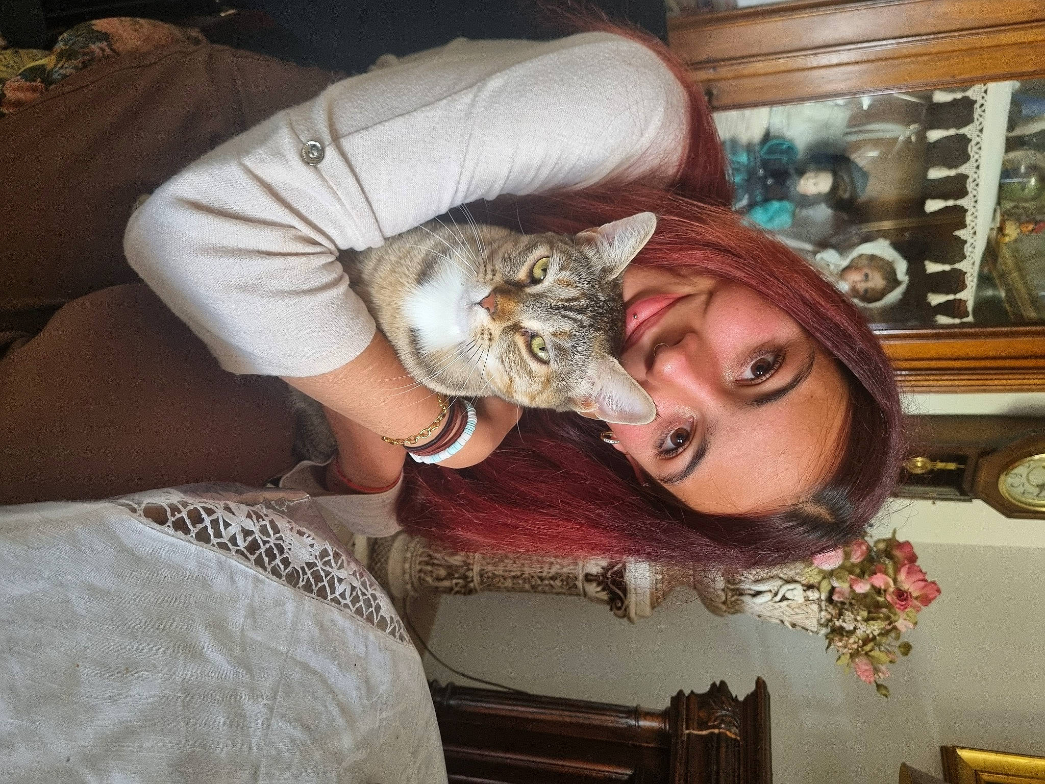 Plume participe au concours pour gagner de l'argent avec cette photo : brown_hair, carnivore, cat, comfort, domestic_short_haired_cat, ear, eyelash, fawn, felidae, fur, happy, lap, picture_frame, room, sitting, small_to_medium_sized_cats, whiskers, wood