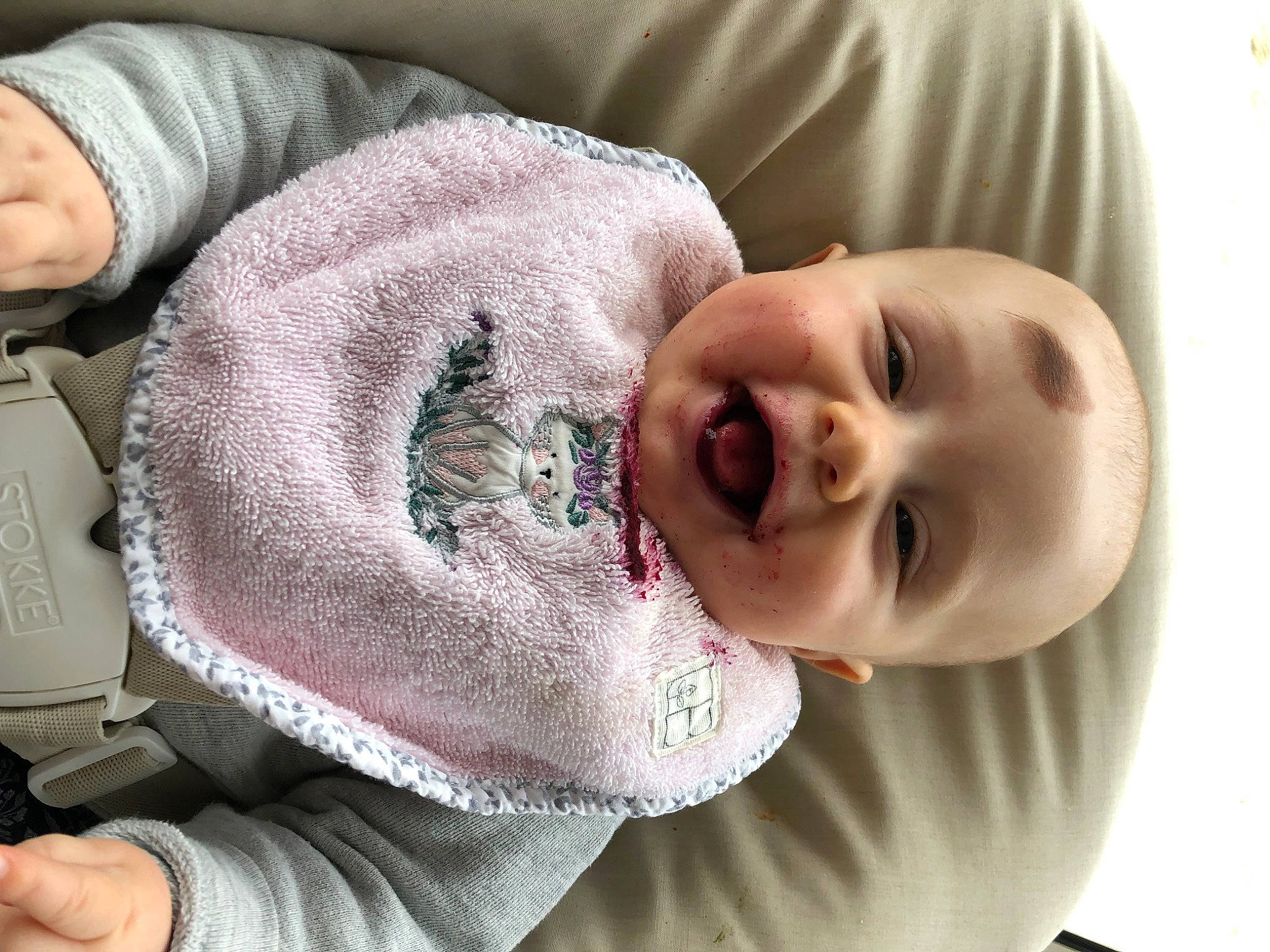 Romy participe au concours pour gagner de l'argent avec cette photo : baby, baby_laughing, baby_toddler_clothing, cheek, comfort, ear, facial_expression, finger, happy, human, lip, mammal, mouth, nose, person, product, skin, sleeve, smile, textile