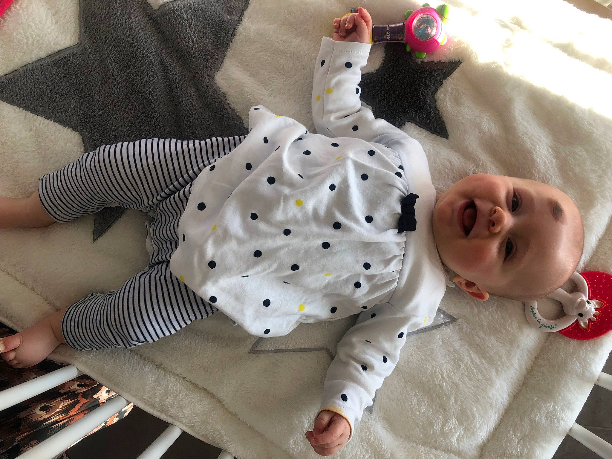 Romy a rejoint le concours — aidez-le/la à gagner de superbes lots ! baby, baby_products, baby_safety, baby_sleeping, baby_toddler_clothing, bed, bedding, carmine, child, comfort, dress_shirt, linens, pattern, person, room, sitting, sleeve, stuffed_toy, textile, toddler