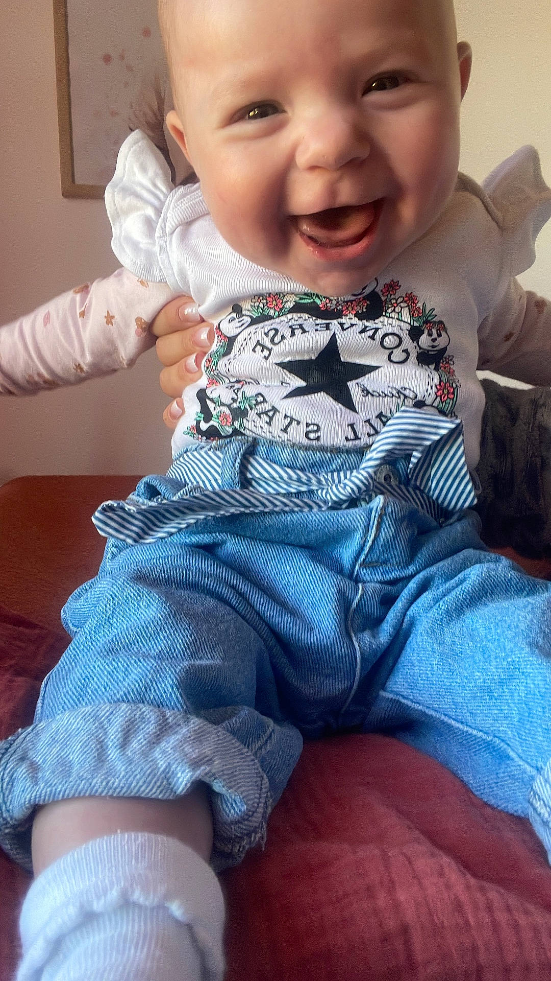 Giulia participe au concours pour gagner de l'argent avec cette photo : baby, casual, child, closeup, clothing, cute, denim, face, fingers, hand, happy, indoor, infant, jeans, person, portrait, sitting, smiling, sock, white_top