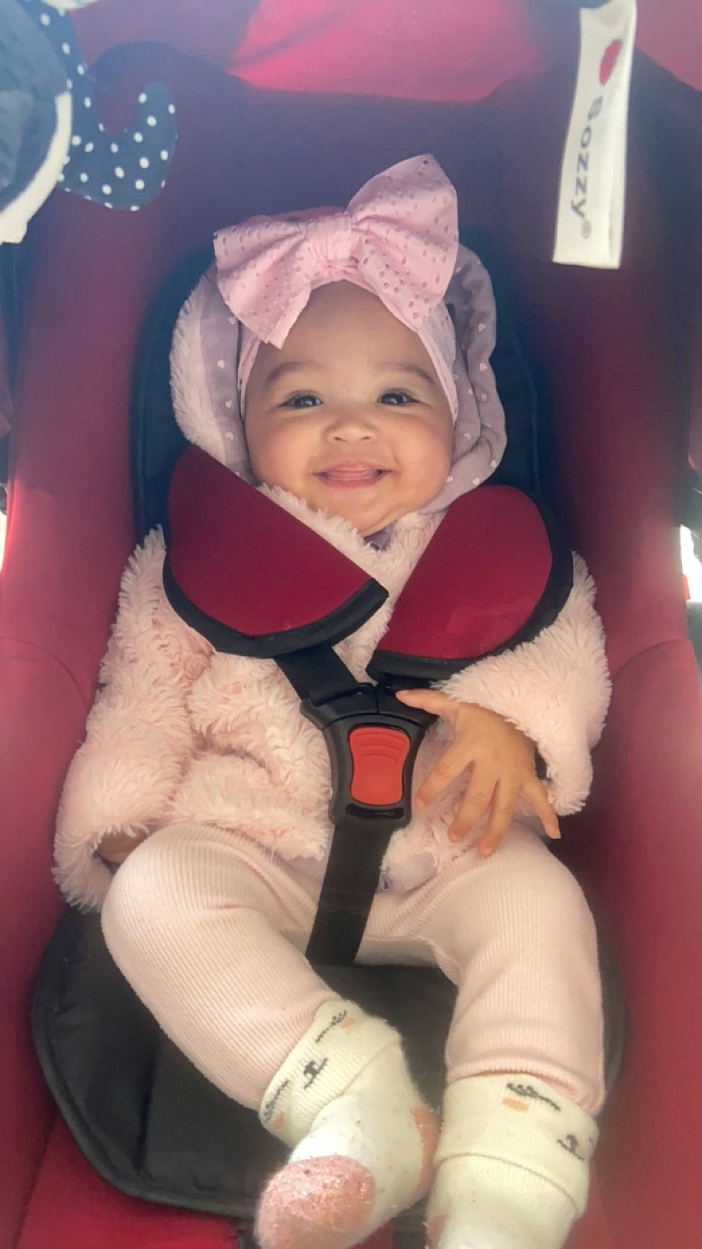 Shaëlly a rejoint le concours — aidez-le/la à gagner de superbes lots ! baby, baby_carriage, baby_products, baby_toddler_clothing, cap, car_seat, cheek, comfort, glove, happy, headwear, human_body, kitchen_utensil, lap, mechanical_fan, person, plate, smile, tableware, thumb