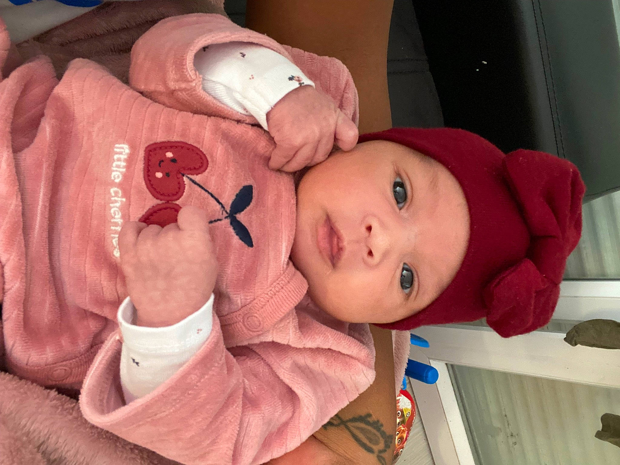 Shaëlly a rejoint le concours — aidez-le/la à gagner de superbes lots ! baby, baby_products, baby_toddler_clothing, carmine, cheek, child, chin, comfort, eye, facial_expression, hat, headgear, headwear, lip, mouth, nose, person, pink, skin, sleeve