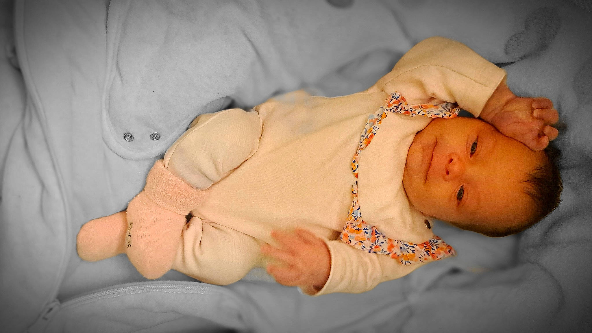 Liwaine a rejoint le concours — aidez-le/la à gagner de superbes lots ! abdomen, baby, chest, comfort, elbow, eye, gesture, glasses, hand, headgear, human_body, joint, leg, nail, person, skin, sleeve, stomach, toddler, trunk