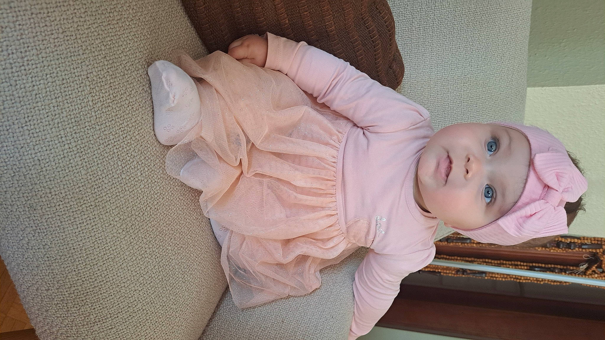 Liwaine participe au concours pour gagner de l'argent avec cette photo : baby, baby_products, baby_toddler_clothing, cheek, child, comfort, couch, eye, fur, headwear, human_body, human_leg, knee, linens, nightwear, person, room, sitting, skin, sleeve