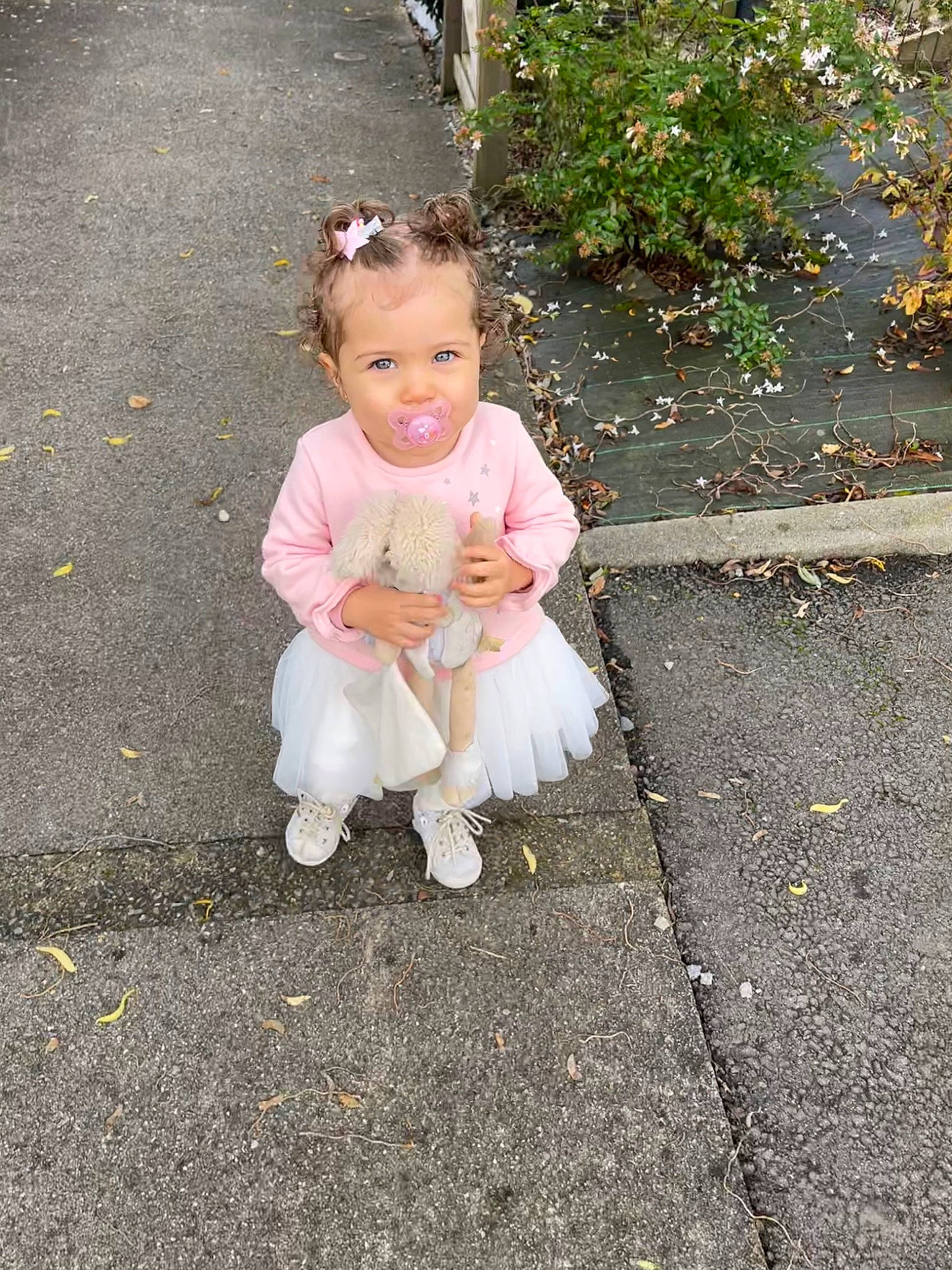 Camila participe au concours pour gagner de l'argent avec cette photo : asphalt, baby, baby_toddler_clothing, dress, fun, gesture, grass, happy, human_body, leg, people_in_nature, person, plant, road, road_surface, sidewalk, sitting, smile, tar, toddler