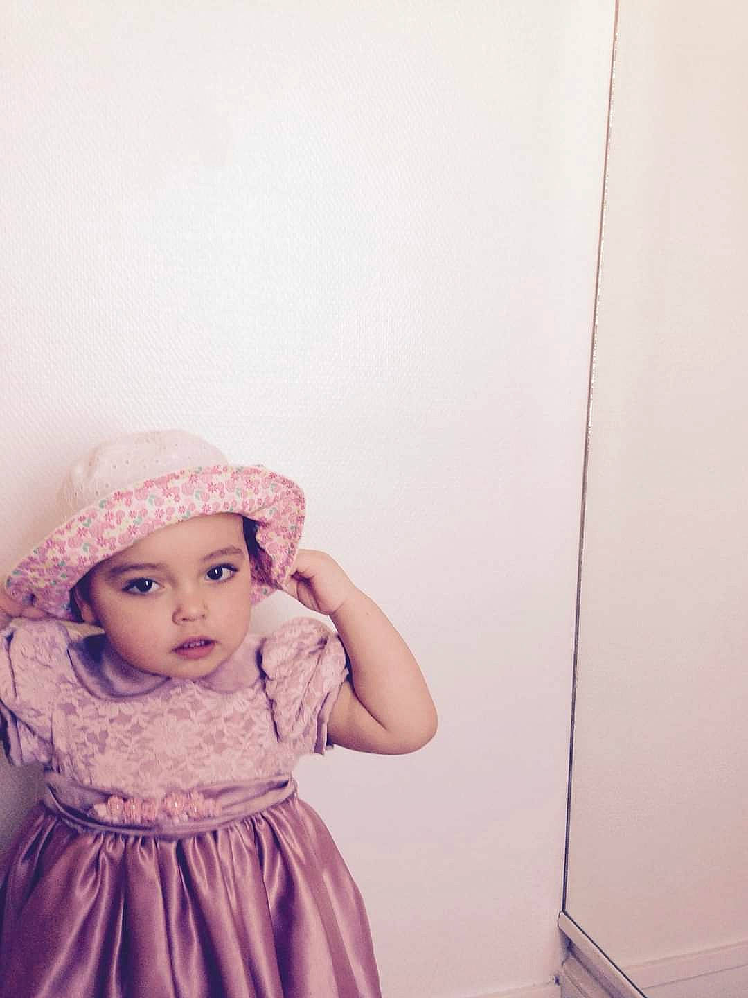 Melissa a rejoint le concours — aidez-le/la à gagner de superbes lots ! baby, cheek, child, dress, eye, face, head, headgear, headwear, person, photograph, photography, pink, portrait, purple, skin, smile, standing, toddler, vintage_clothing