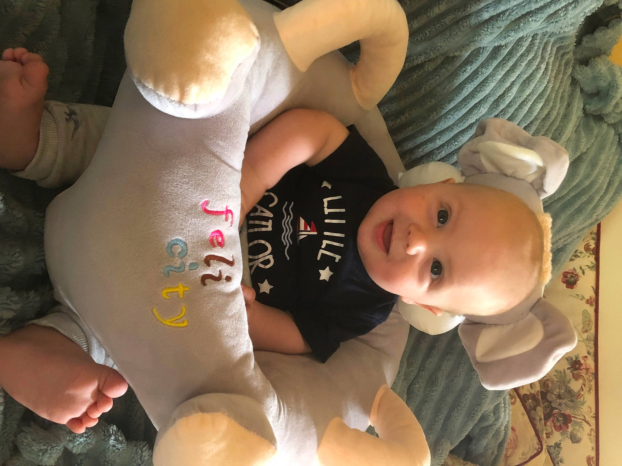 Loen a rejoint le concours — aidez-le/la à gagner de superbes lots ! abdomen, baby, baby_toddler_clothing, chest, child, elbow, finger, gesture, happy, hat, human_body, human_leg, nail, person, product, smile, thigh, thumb, toddler, trunk