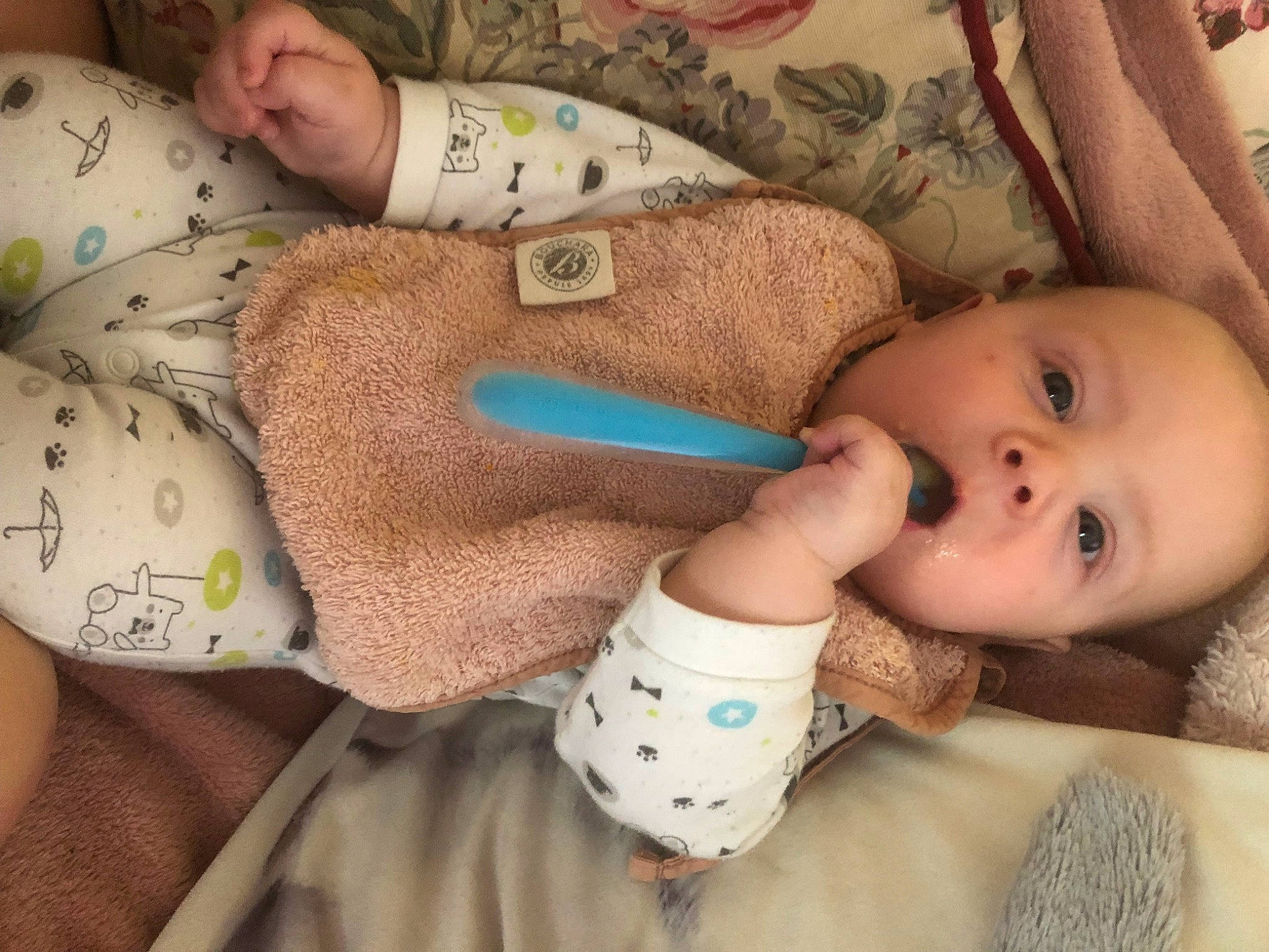 Loen a rejoint le concours — aidez-le/la à gagner de superbes lots ! baby, baby_sleeping, baby_toddler_clothing, cheek, comfort, eyelash, finger, gesture, hand, human_body, joint, linens, mouth, nail, nose, person, skin, surprise, textile, thumb