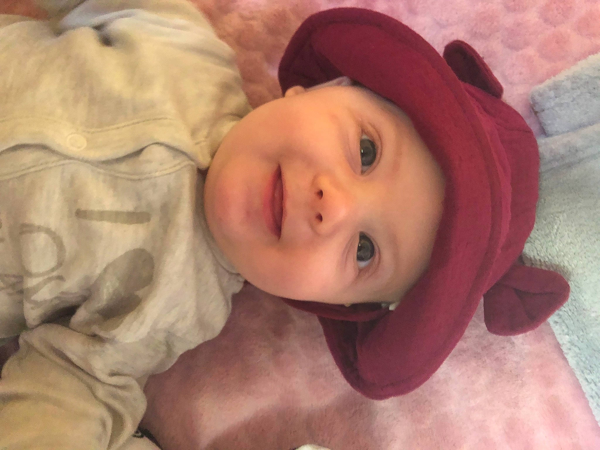 Loen participe au concours pour gagner de l'argent avec cette photo : baby, cheek, comfort, eye, eyebrow, eyelash, face, fun, happy, hat, head, headwear, human_body, iris, joy, lip, mammal, mouth, nose, person