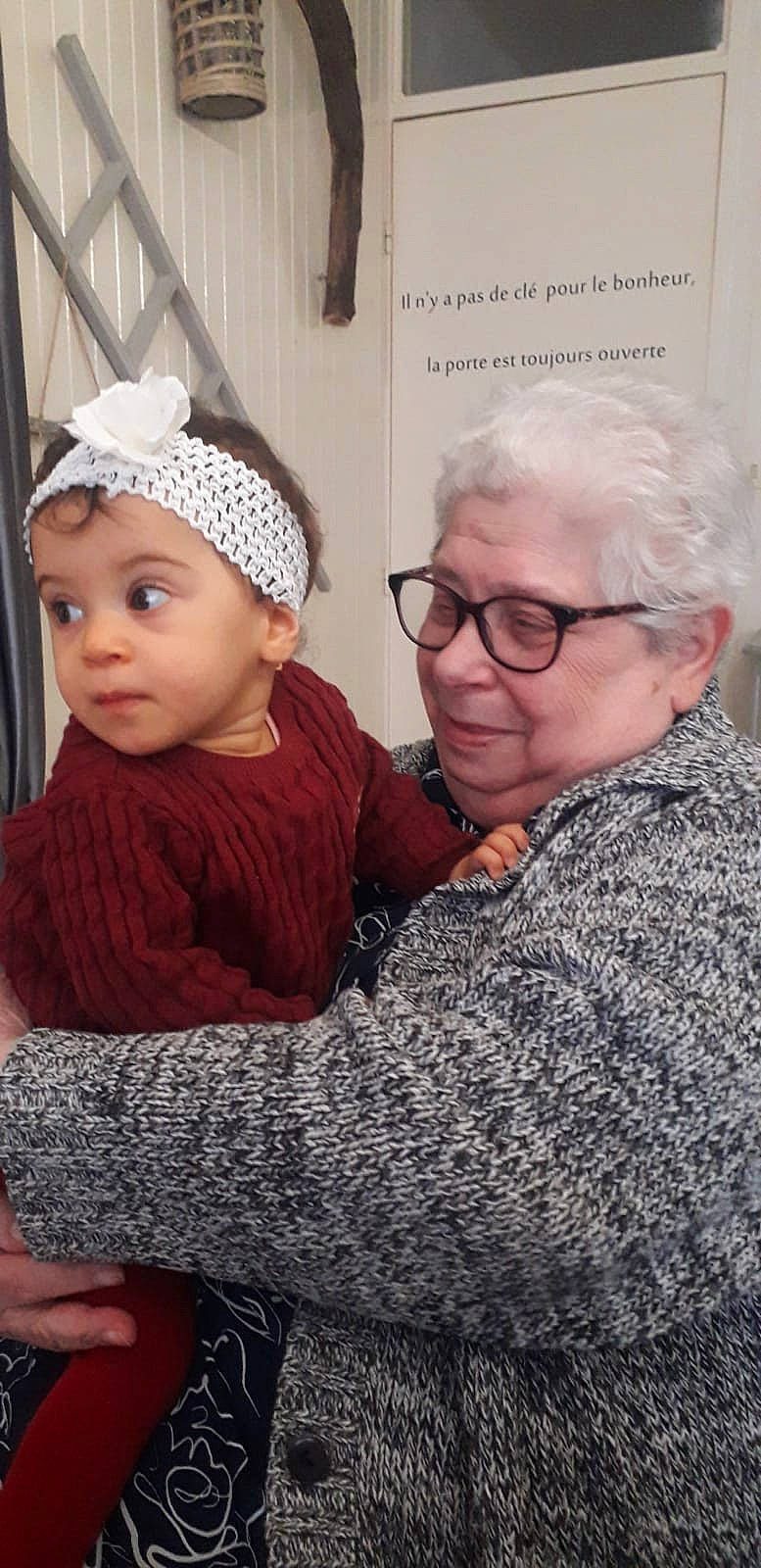 Maïssane a rejoint le concours — aidez-le/la à gagner de superbes lots ! baby, baby_toddler_clothing, cap, child, comfort, event, eye, eyewear, facial_expression, fashion_accessory, fun, glasses, happy, headwear, jewellery, knit_cap, person, sitting, skin, toddler