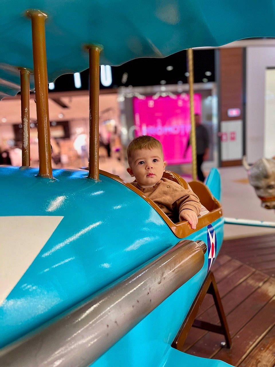 Edward participe au concours pour gagner de l'argent avec cette photo : amusement_park, amusement_ride, automotive_exterior, bumper, child, chute, city, electric_blue, fun, leisure, motor_vehicle, nonbuilding_structure, outdoor_play_equipment, person, play, playground, public_space, recreation, t_shirt, toddler