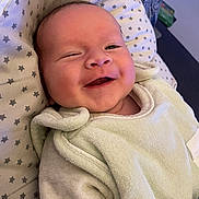 Eliot participe au concours pour gagner de l'argent avec cette photo : baby, blanket, clothing, cozy, cushion, cute, face, happy, head, indoors, infant, newborn, person, portrait, resting, smile, soft_texture, star_pattern, warm, winking