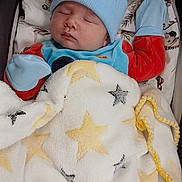 Lorenzo a rejoint le concours — aidez-le/la à gagner de superbes lots ! baby, blanket, blue_hat, bunny_ears, child, cozy, cute, gloves, headwear, indoors, infant, patterned_blanket, peaceful, portrait, resting, sleeping, snuggled, soft_texture, stroller, warm_clothing