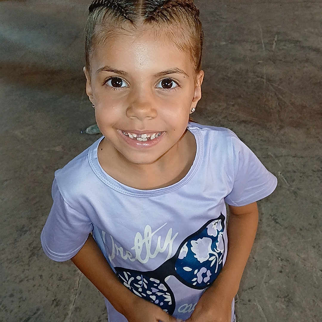 Inaya a rejoint le concours — aidez-le/la à gagner de superbes lots ! braided_hair, casual_clothing, child, concrete_floor, cute, evening, girl, happy, holding, keychain, legs, outdoor, people, portrait, purple_shirt, shorts, smile, sneakers, standing, young