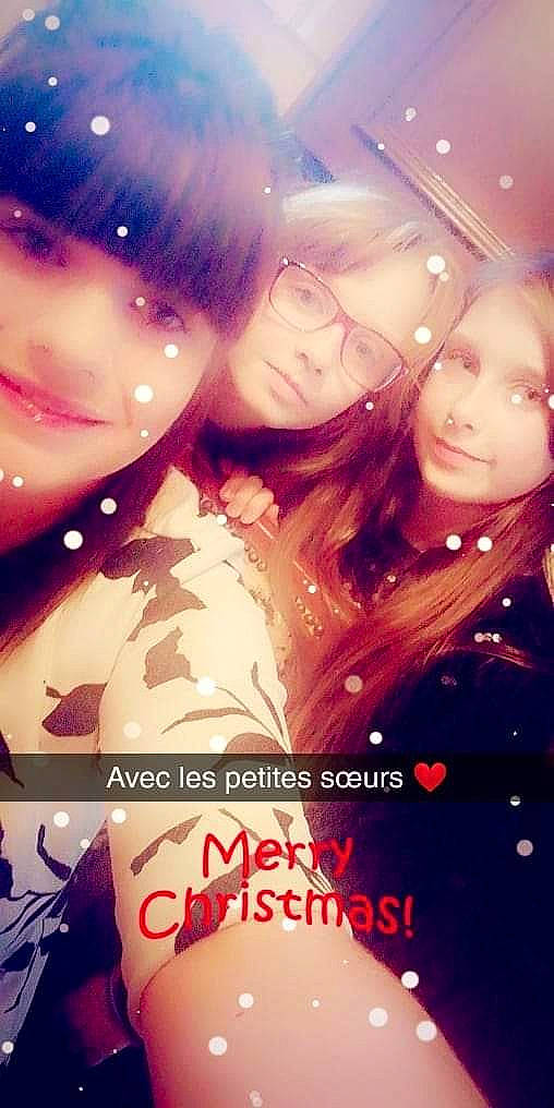 Harmonie a rejoint le concours — aidez-le/la à gagner de superbes lots ! black_hair, cg_artwork, cheek, computer_wallpaper, emotion, fun, girl, happiness, human_hair_color, lip, long_hair, love, mouth, person, selfie, smile, space