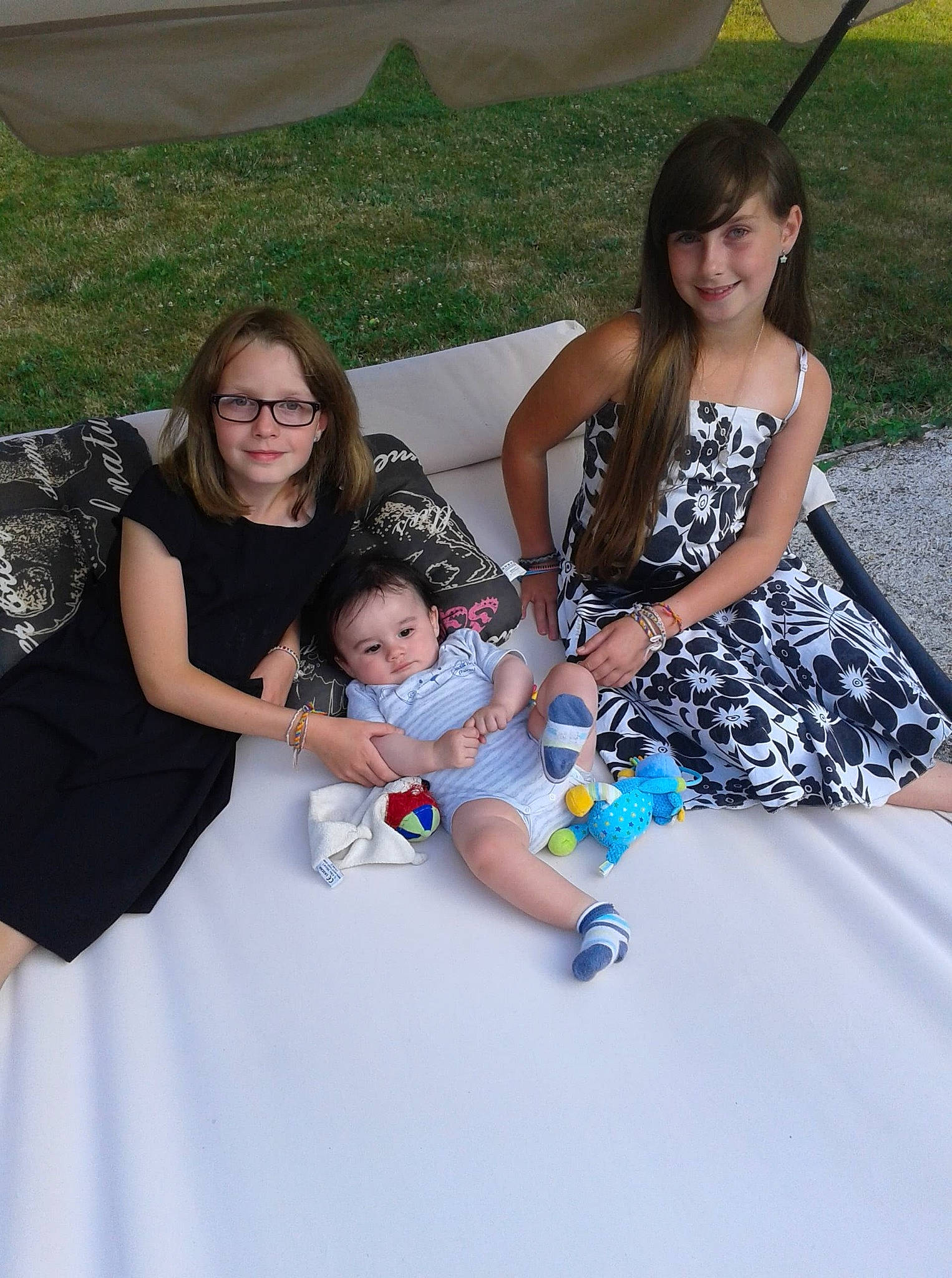 Harmonie participe au concours pour gagner de l'argent avec cette photo : daughter, day, dress, family, fun, girl, happiness, joy, people, person, product, recreation, smile, summer, vacation