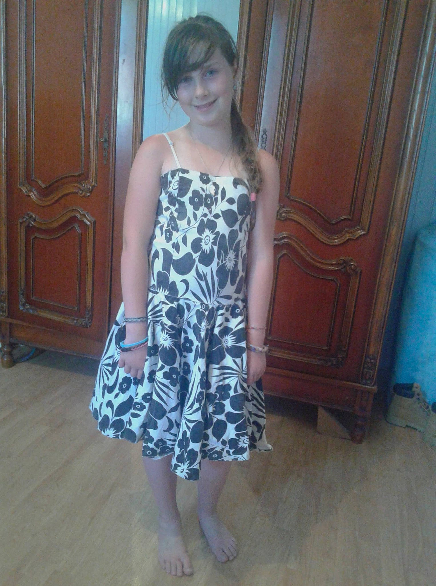 Harmonie a rejoint le concours — aidez-le/la à gagner de superbes lots ! abdomen, clothing, cocktail_dress, dance_dress, day, day_dress, dress, flooring, girl, gown, joy, lady, leg, long_hair, person, shoulder, snapshot, standing, textile, trunk