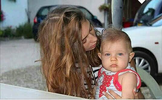 Clarisse a rejoint le concours — aidez-le/la à gagner de superbes lots ! blond, child, daughter, fun, girl, hair, hairstyle, human_hair_color, interaction, long_hair, person, product, smile, toddler