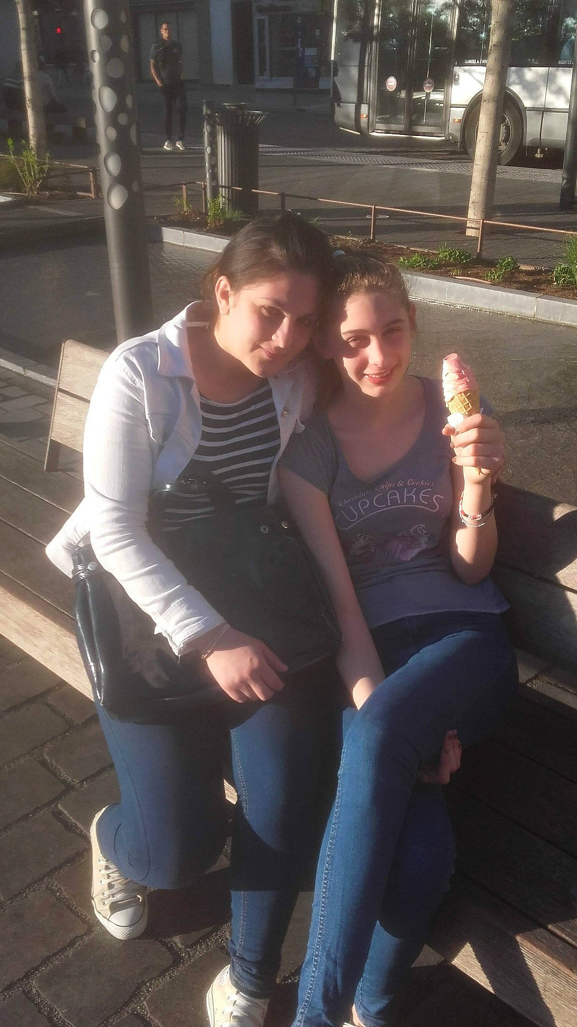 Clarisse participe au concours pour gagner de l'argent avec cette photo : car, cool, day, emotion, friendship, fun, girl, human_body, jeans, joy, leg, person, photograph, product, recreation, shoulder, sitting, smile, snapshot, vacation