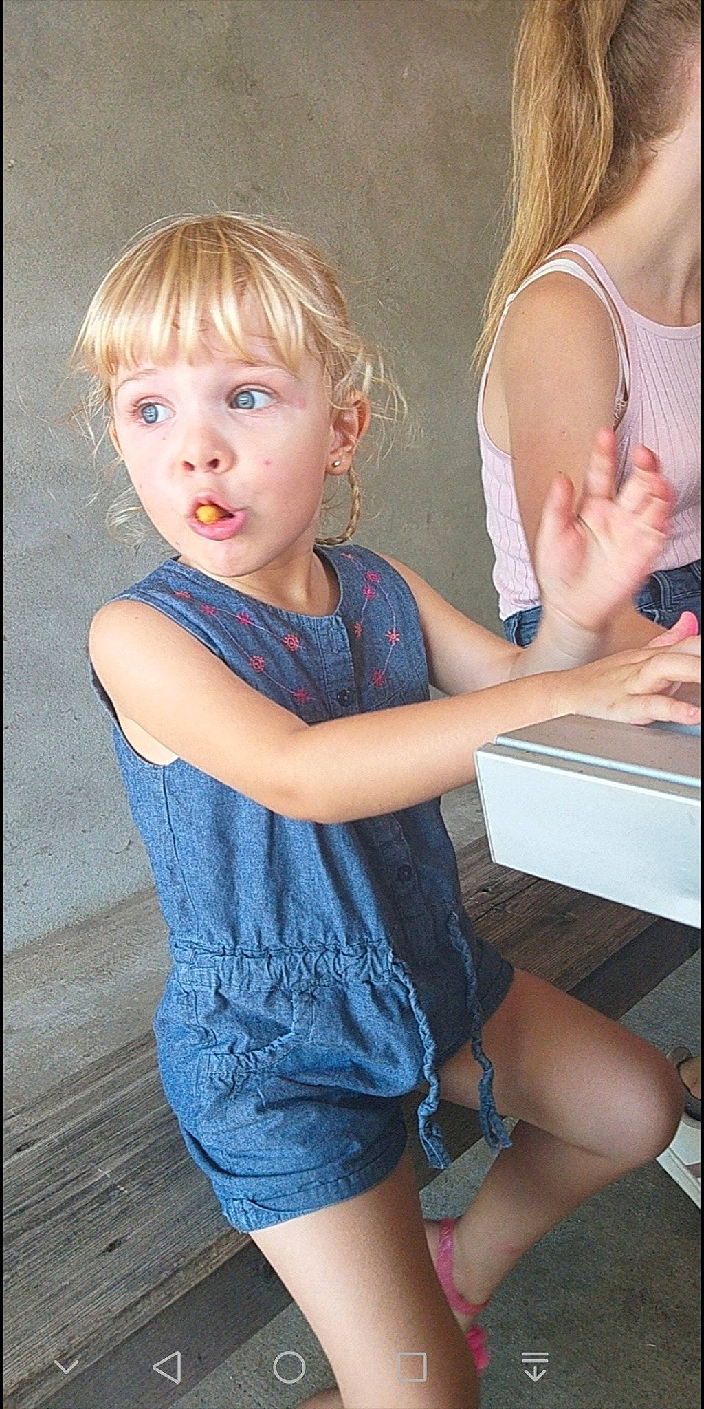 Eve participe au concours pour gagner de l'argent avec cette photo : child, elbow, facial_expression, flash_photography, fun, gesture, hairstyle, happy, head, joint, leg, muscle, neck, organ, person, shoulder, skin, sleeve, surprise, t_shirt