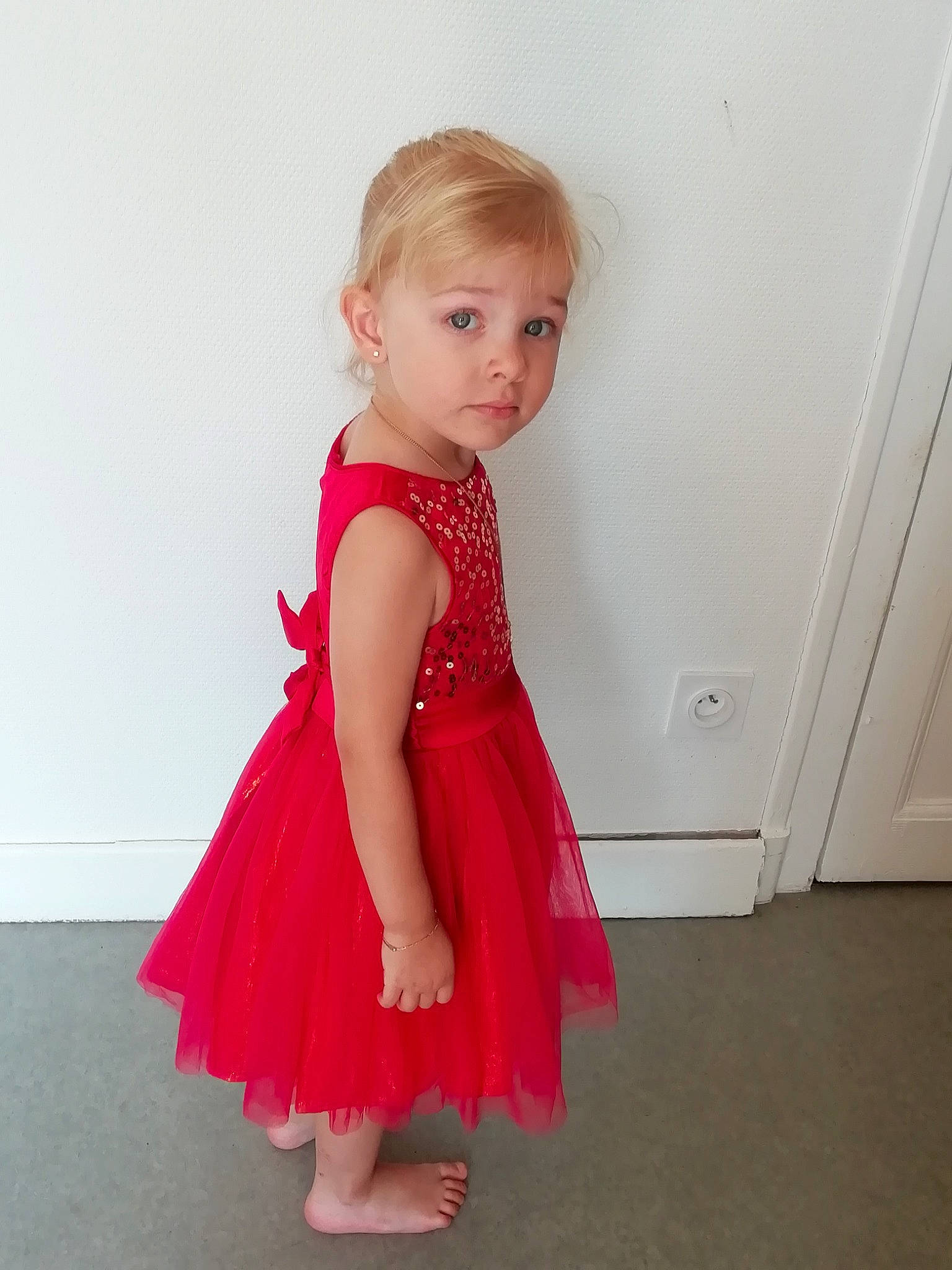 Eve a rejoint le concours — aidez-le/la à gagner de superbes lots ! arm, baby_toddler_clothing, day_dress, flooring, formal_wear, gesture, human_leg, iris, joint, leg, neck, one_piece_garment, pattern, person, pink, shoulder, sleeve, standing, toddler, trunk