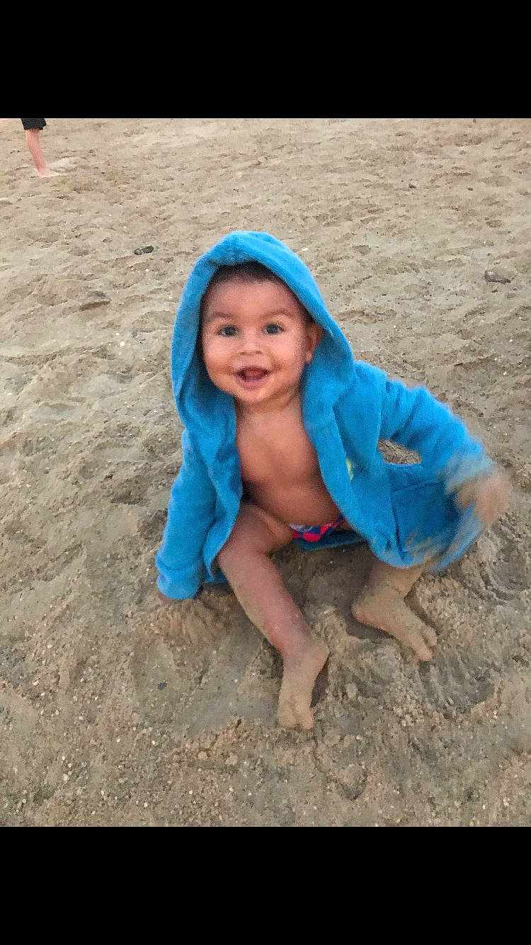 Kaïs participe au concours pour gagner de l'argent avec cette photo : beach, cap, child, electric_blue, fun, happy, headgear, headwear, joy, landscape, leisure, people_in_nature, person, play, recreation, sand, sitting, smile, soil, t_shirt