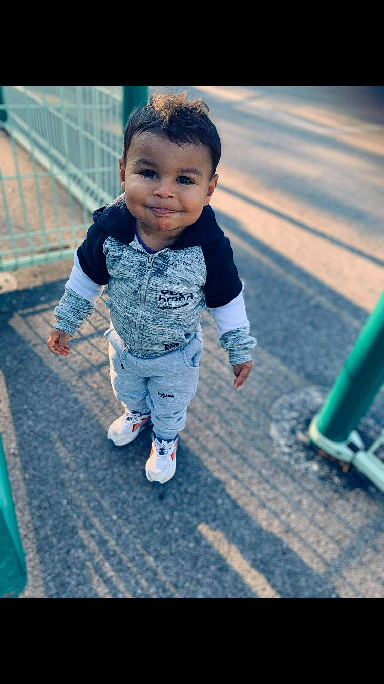 Kaïs a rejoint le concours — aidez-le/la à gagner de superbes lots ! baby, baby_toddler_clothing, electric_blue, flash_photography, grass, happy, head, human_body, joy, leg, leisure, mammal, people_in_nature, person, recreation, sleeve, smile, sneakers, standing, tints_and_shades