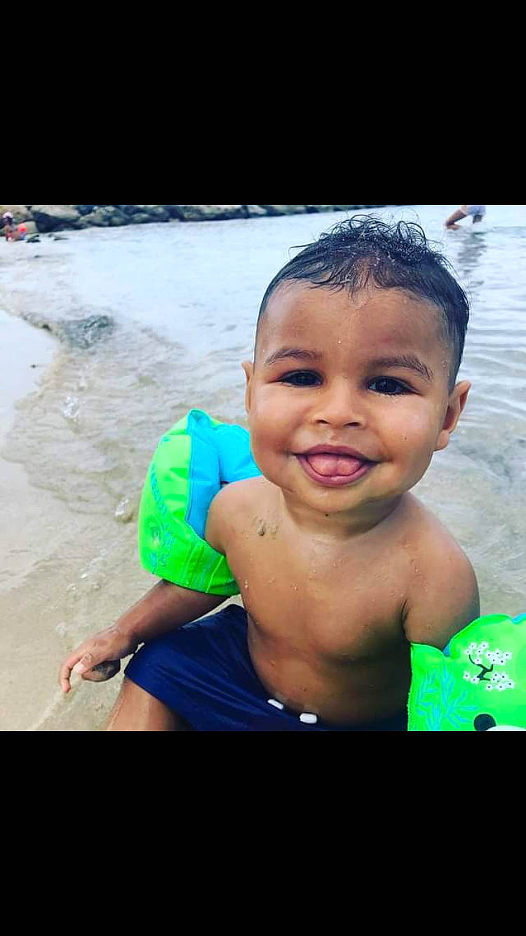 Kaïs a rejoint le concours — aidez-le/la à gagner de superbes lots ! baby, barechested, bathing, chest, child, flash_photography, fun, grass, happy, joy, leisure, ocean, person, recreation, sand, sitting, skin, smile, swimming_pool, toddler