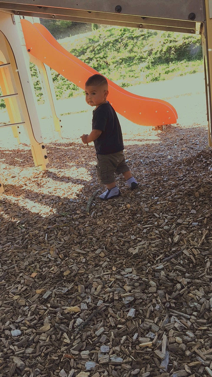 Kaïs a rejoint le concours — aidez-le/la à gagner de superbes lots ! asphalt, child, chute, city, fun, grass, leisure, outdoor_play_equipment, person, play, playground, playground_slide, recreation, shade, shadow, shorts, soil, t_shirt, tints_and_shades, toddler