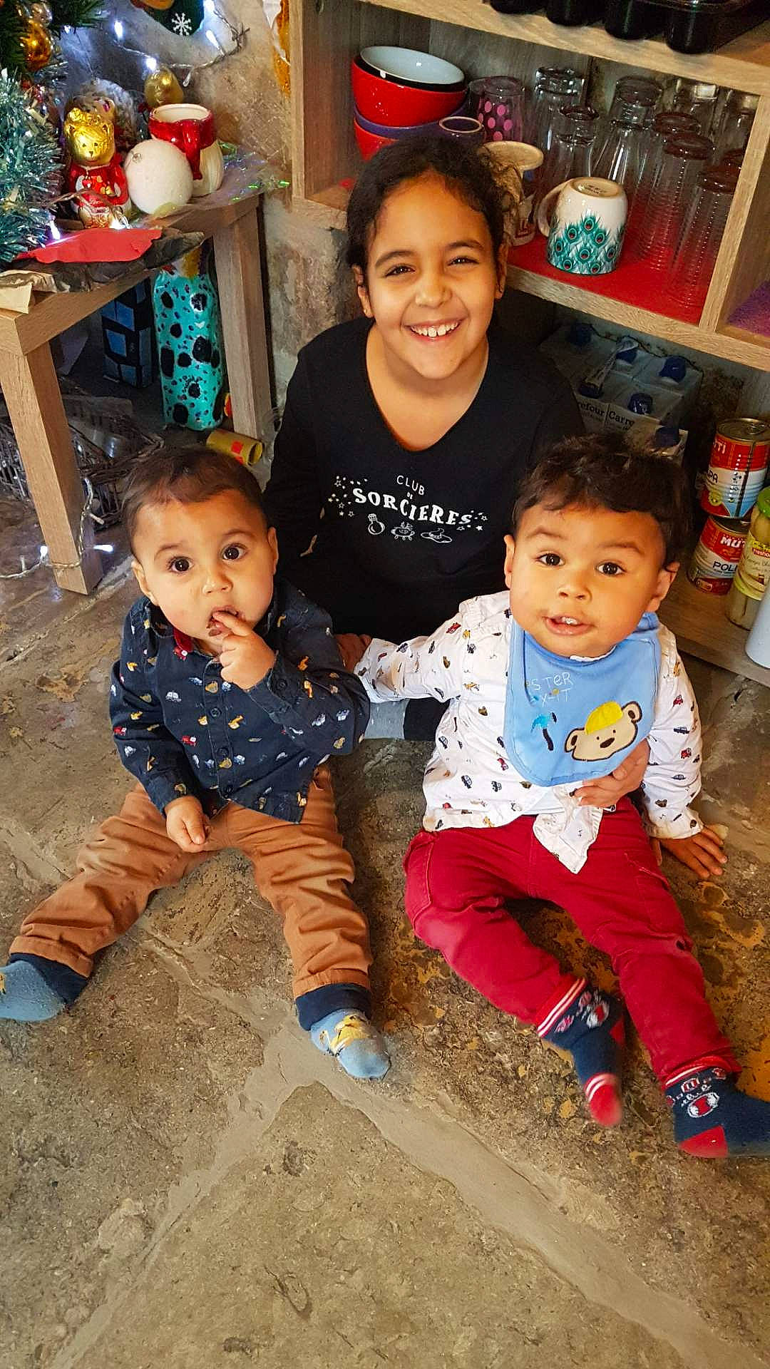 Jessim a rejoint le concours — aidez-le/la à gagner de superbes lots ! baby, baby_toddler_clothing, eye, face, facial_expression, fun, hair, happy, head, human_body, joy, leg, organ, people, people_in_nature, person, photograph, shelf, skin, smile