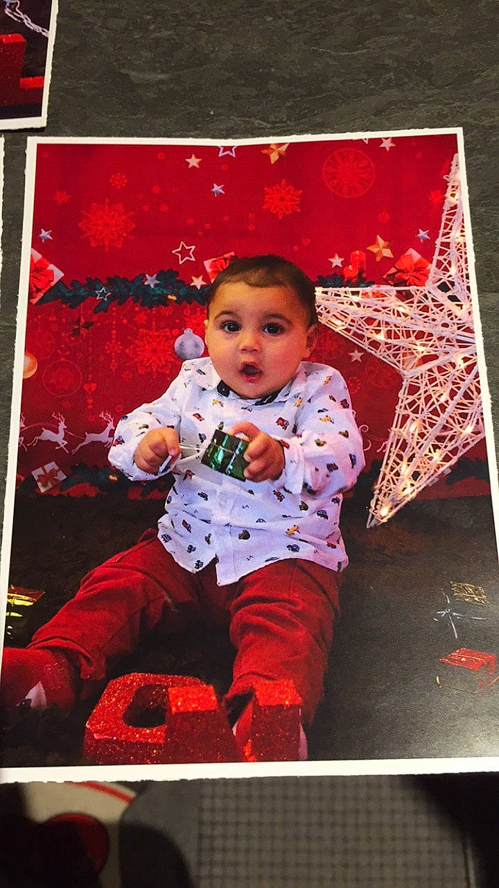 Jessim participe au concours pour gagner de l'argent avec cette photo : baby, baby_toddler_clothing, carmine, cheek, child, design, event, fun, happy, magenta, pattern, person, rectangle, red, room, sitting, sleeve, surprise, toddler