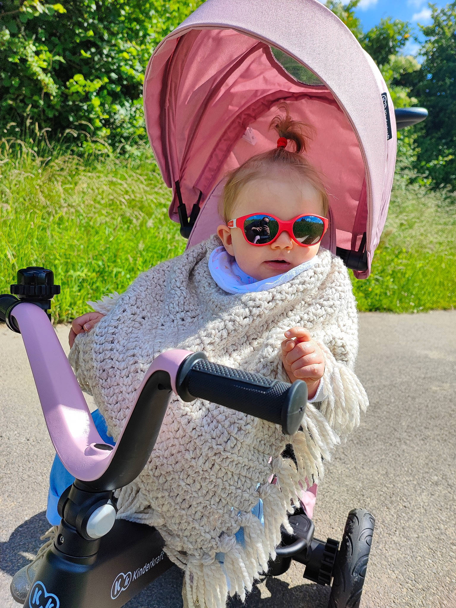 Inaya participe au concours pour gagner de l'argent avec cette photo : baby, baby_toddler_clothing, child, eyewear, fun, glasses, goggles, grass, leisure, person, personal_protective_equipment, pink, plant, product, recreation, sunglasses, toddler, toy, tree, vision_care