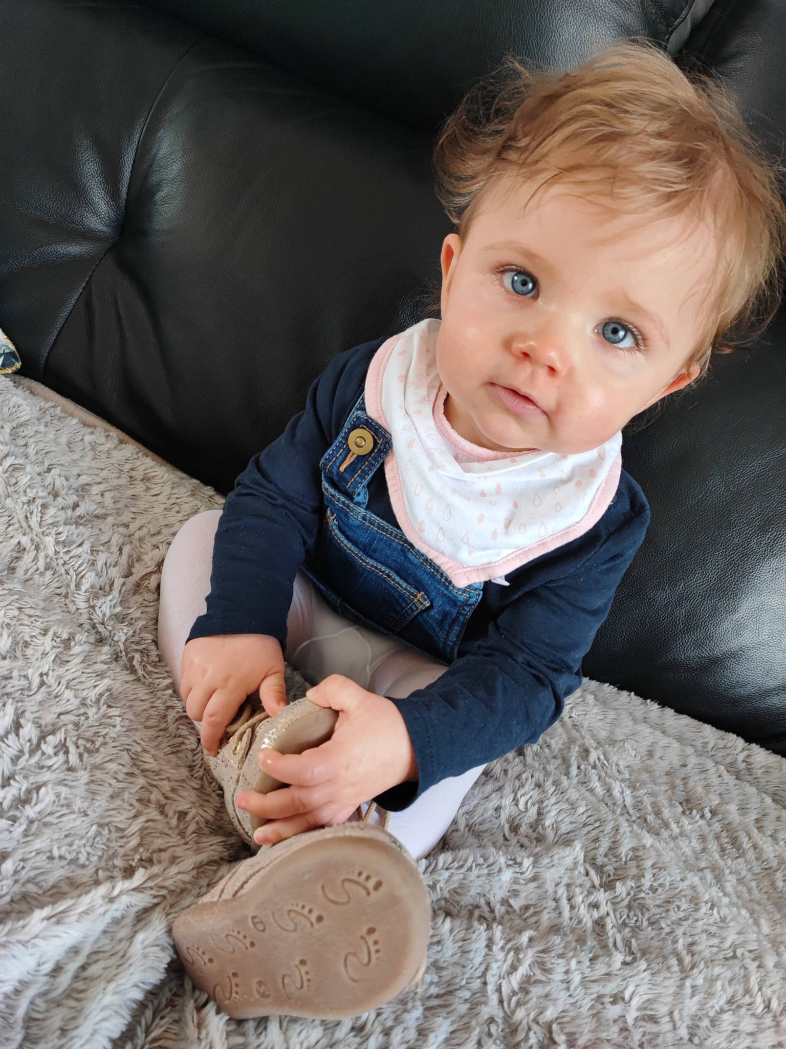 Inaya a rejoint le concours — aidez-le/la à gagner de superbes lots ! baby, baby_toddler_clothing, cheek, child, circle, comfort, couch, eye, flash_photography, flooring, fun, grass, hand, happy, human, person, sitting, skin, sleeve, toddler