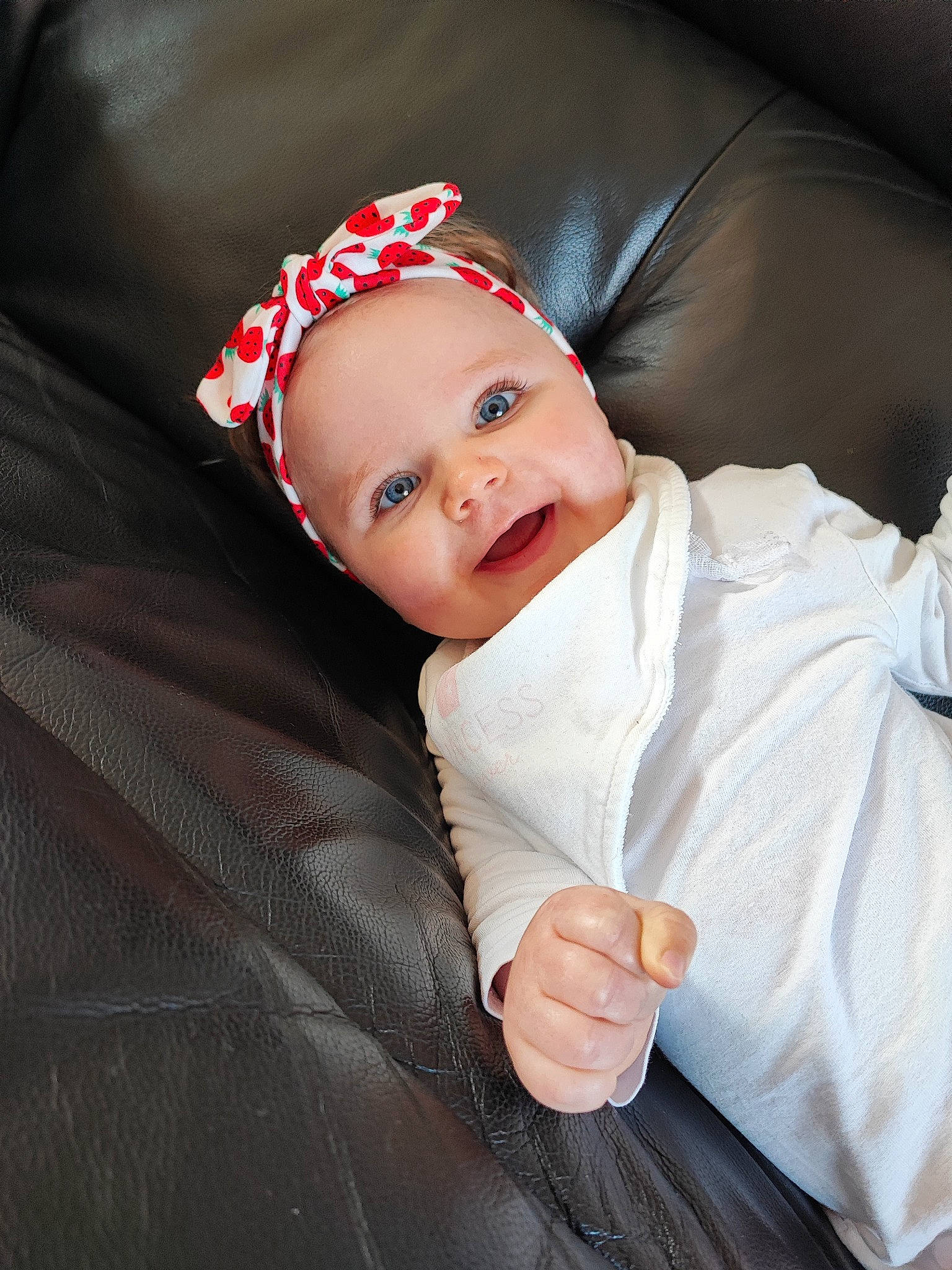 Inaya a rejoint le concours — aidez-le/la à gagner de superbes lots ! baby, baby_toddler_clothing, cap, carmine, child, comfort, costume_hat, eye, fashion_accessory, finger, happy, hat, headwear, linens, lip, person, skin, sleeve, smile, textile