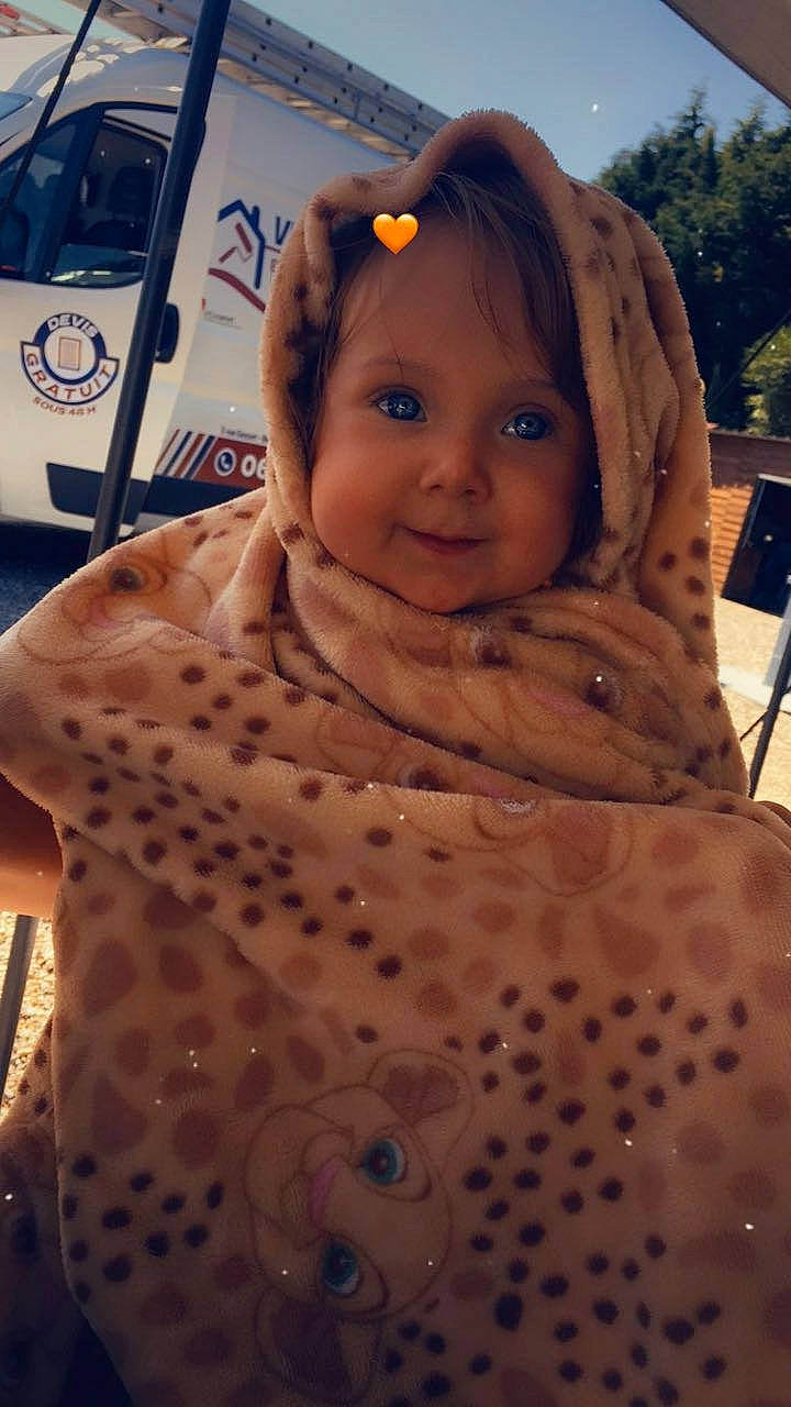 Britney participe au concours pour gagner de l'argent avec cette photo : baby, cheek, child, eye, eyebrow, face, fun, happy, headwear, hoodie, iris, joy, linens, nose, pattern, person, skin, sleeve, smile, textile