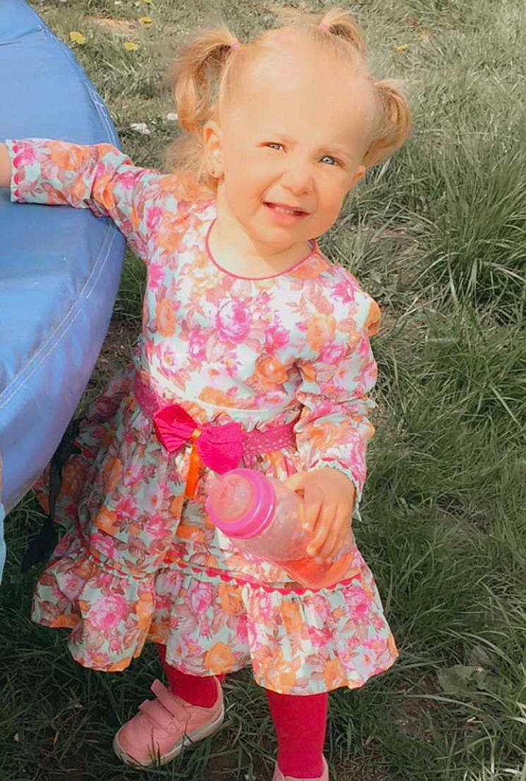 Britney a rejoint le concours — aidez-le/la à gagner de superbes lots ! baby_toddler_clothing, child, day_dress, dress, face, gesture, grass, happy, head, magenta, pattern, people_in_nature, person, pink, plant, skin, sleeve, smile, summer, t_shirt