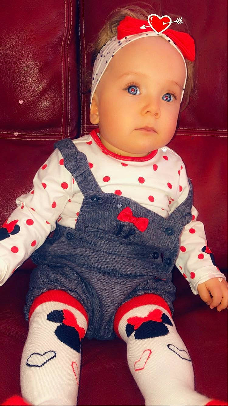 Britney a rejoint le concours — aidez-le/la à gagner de superbes lots ! baby, baby_toddler_clothing, cap, carmine, cheek, child, face, head, headwear, human_body, lip, neck, organ, pattern, person, red, skin, sleeve, t_shirt, textile