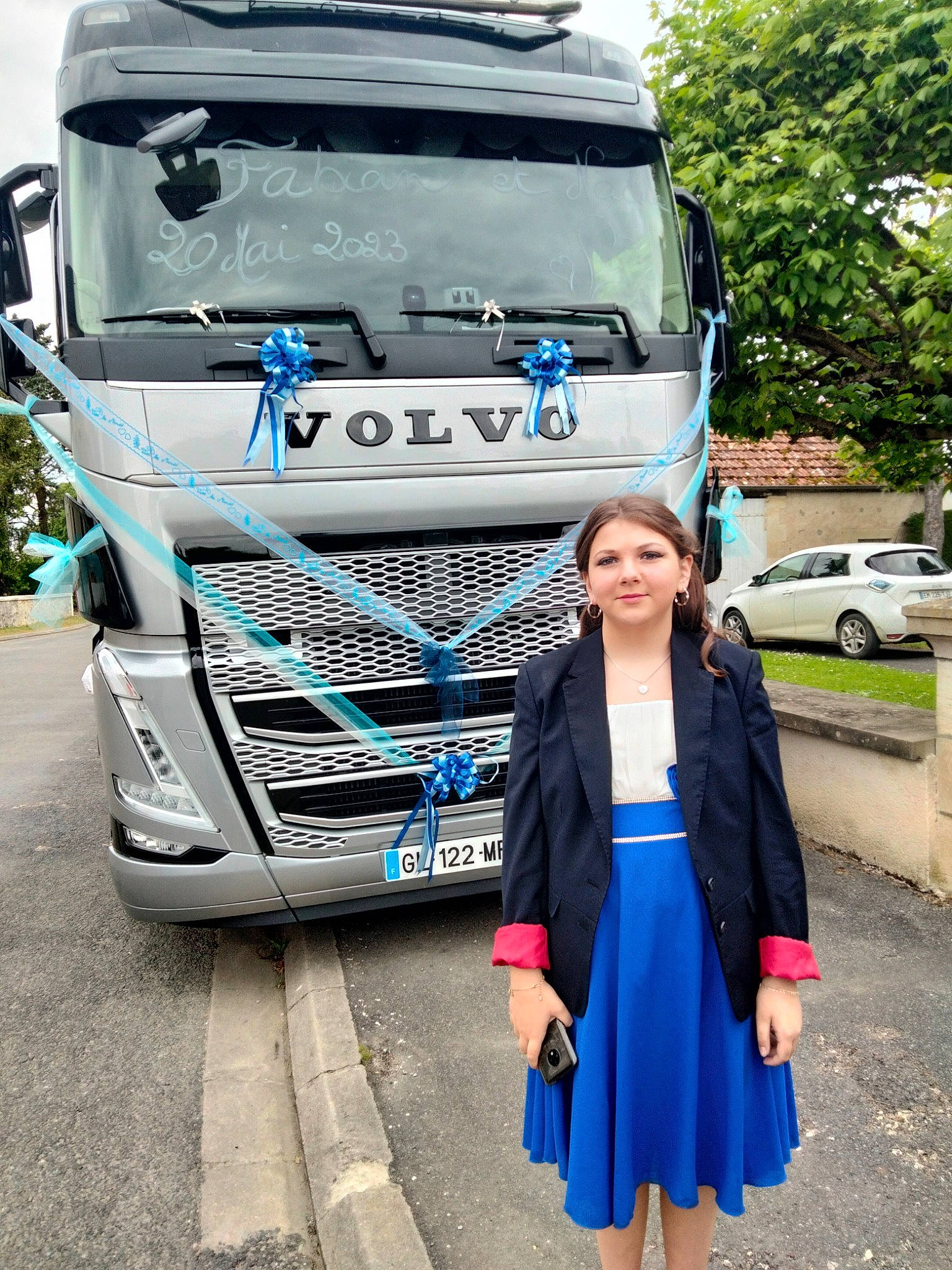 Armony participe au concours pour gagner de l'argent avec cette photo : asphalt, automotive_design, automotive_exterior, automotive_lighting, automotive_tire, bumper, car, fender, grille, headlamp, hood, joy, land_vehicle, motor_vehicle, person, tire, travel, truck, truck_driver, vehicle