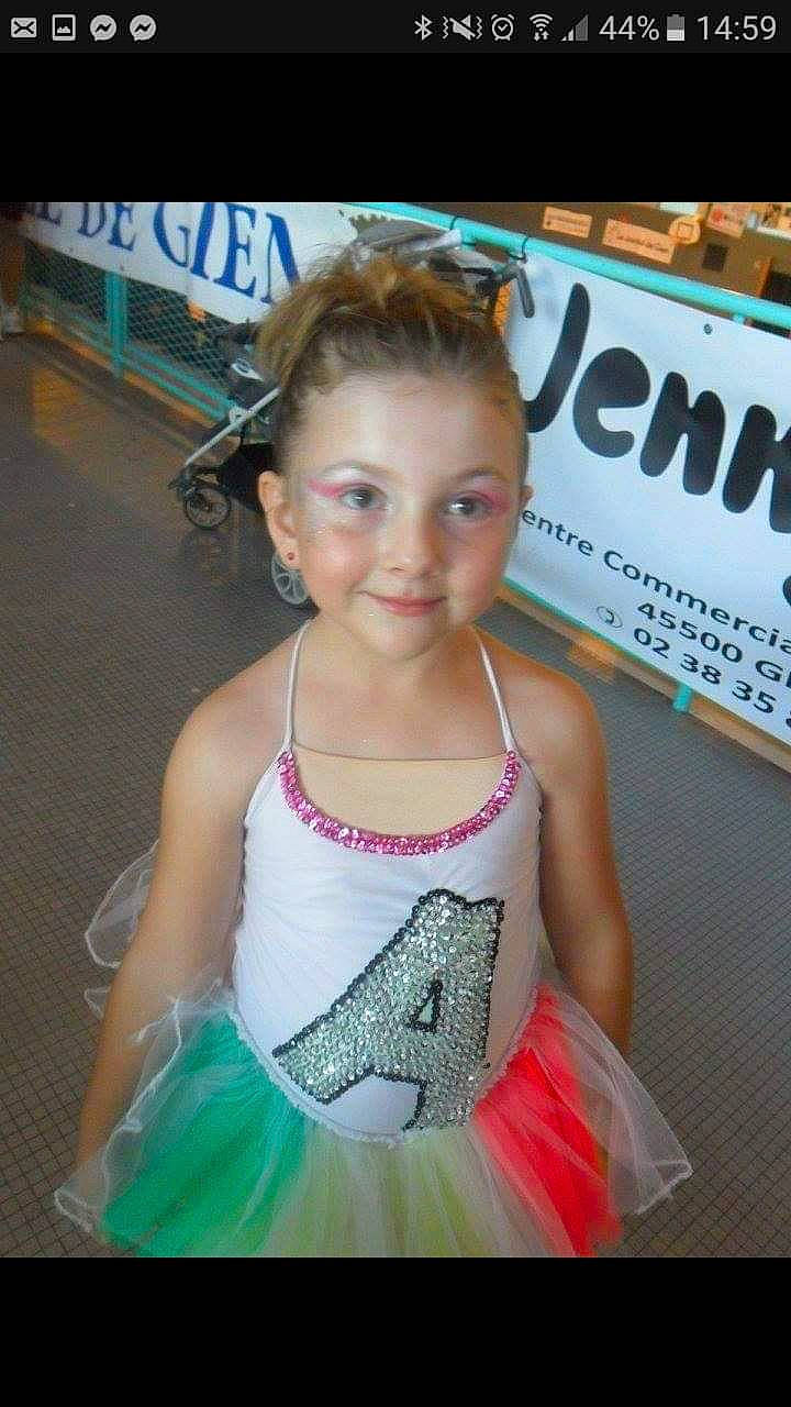 Armony a rejoint le concours — aidez-le/la à gagner de superbes lots ! abdomen, ballet_tutu, chest, child, dance, electric_blue, event, eyelash, fashion, fashion_design, fun, hairstyle, happy, jewellery, joy, performing_arts, person, smile, sportswear, thigh