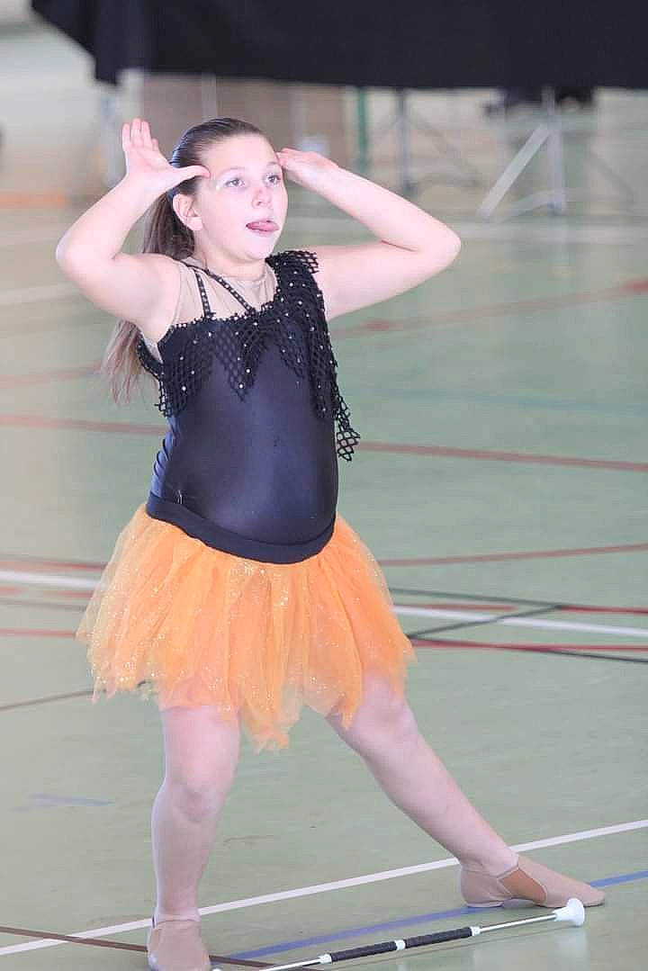 Armony participe au concours pour gagner de l'argent avec cette photo : choreography, dance, dancer, dress, entertainment, event, fashion_design, flooring, fun, hair, happy, human_leg, joint, performance_art, performing_arts, person, shoulder, sports, sportswear, thigh