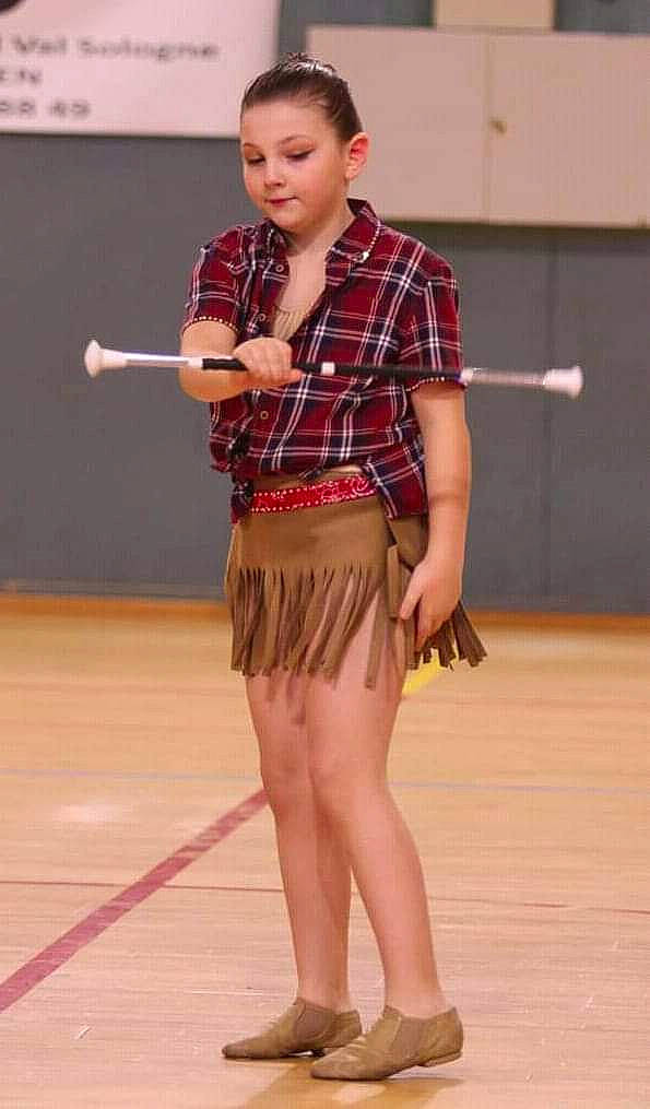 Armony a rejoint le concours — aidez-le/la à gagner de superbes lots ! abdomen, arm, belt, electric_blue, entertainment, event, face, fashion_design, flooring, hair, human_leg, joint, knee, long_hair, performing_arts, person, shoulder, tartan, thigh, trunk