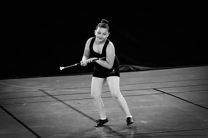 Armony participe au concours pour gagner de l'argent avec cette photo : boot, chair, choreography, competition_event, darkness, dress, entertainment, event, flash_photography, human_leg, monochrome_photography, music, performance_art, performing_arts, person, player, sports, sports_equipment, sportswear, team_sport