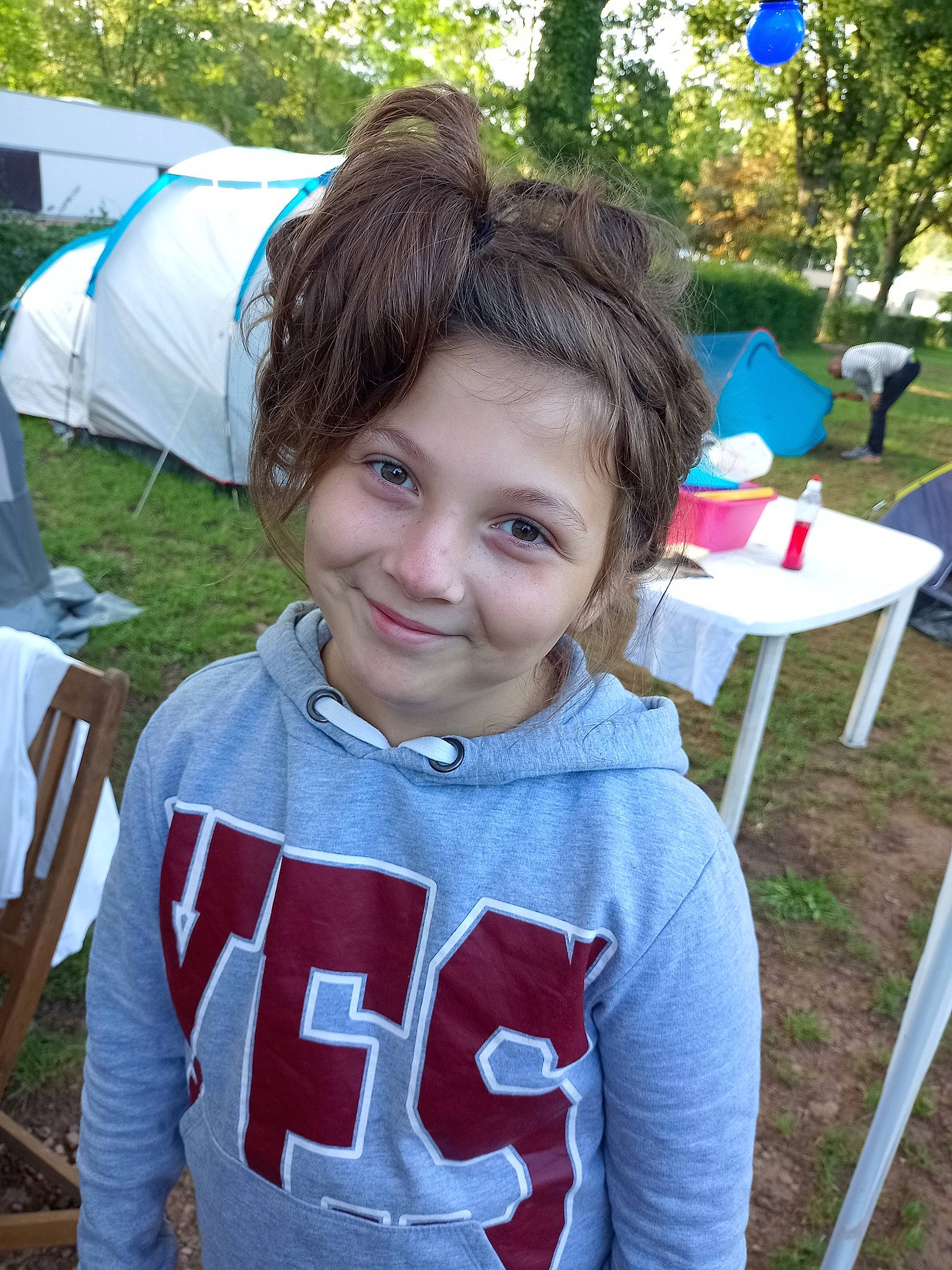 Armony a rejoint le concours — aidez-le/la à gagner de superbes lots ! botany, chair, community, face, fun, furniture, grass, happy, joy, leisure, people, person, plant, public_space, recreation, sleeve, smile, social_group, style, summer