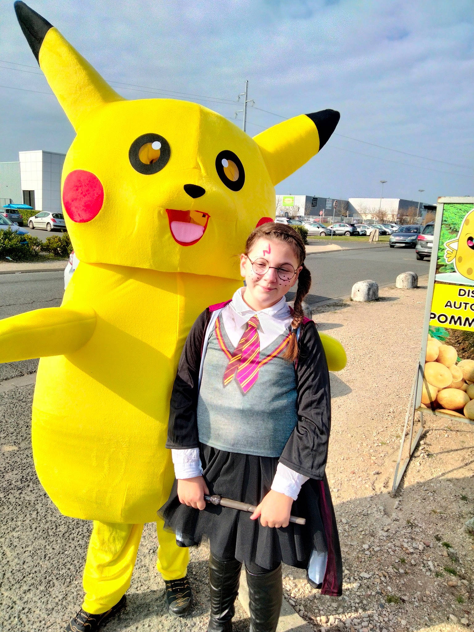 Armony a rejoint le concours — aidez-le/la à gagner de superbes lots ! child, costume, event, fun, fur, gesture, grass, happy, joy, leisure, mascot, party_supply, person, recreation, shorts, sky, smile, tourism, toy, travel