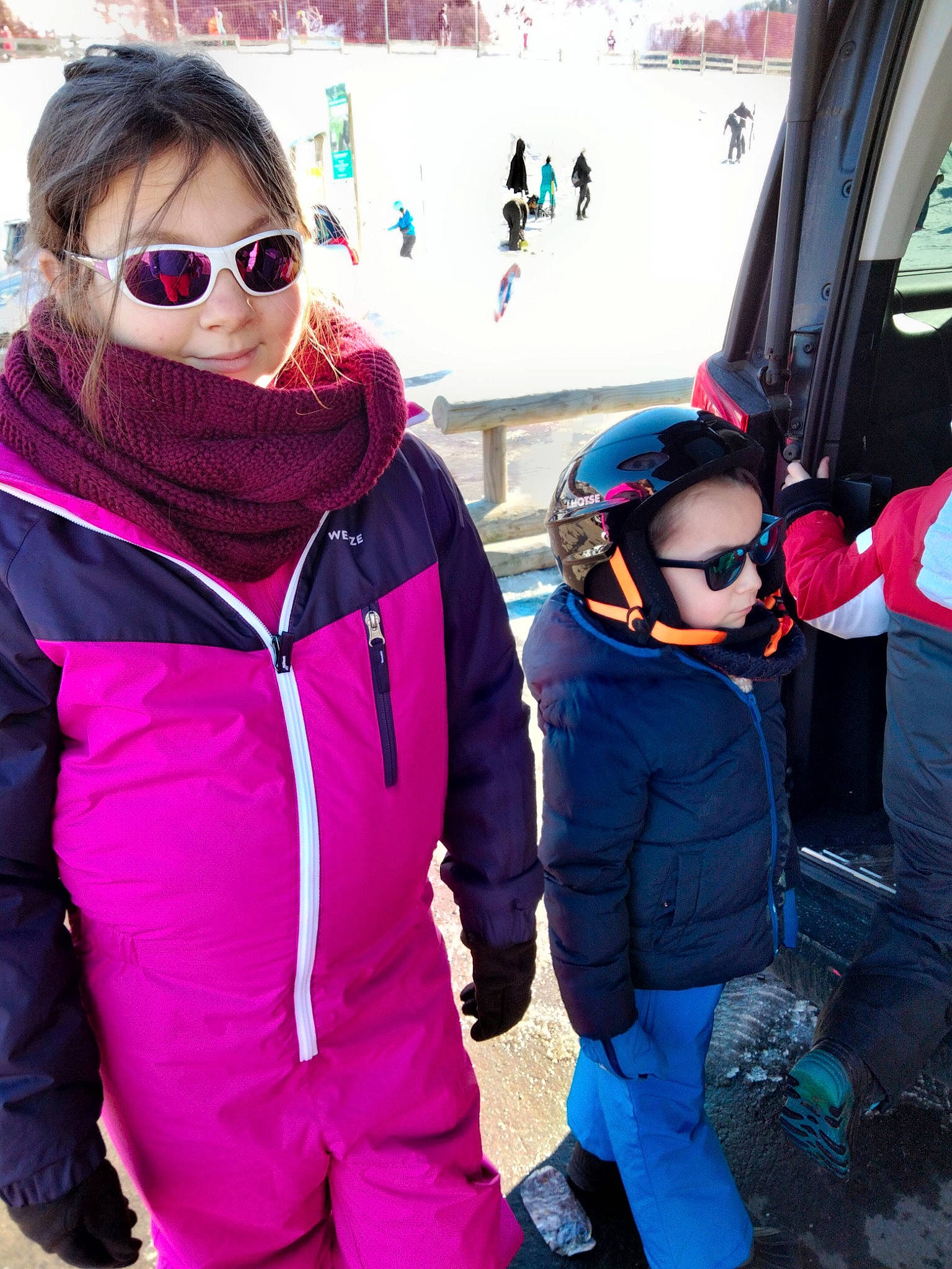 Armony a rejoint le concours — aidez-le/la à gagner de superbes lots ! child, cool, electric_blue, eyewear, freezing, fun, glove, goggles, headgear, jacket, leisure, person, personal_protective_equipment, recreation, sleeve, snow, sunglasses, toddler, tree, white