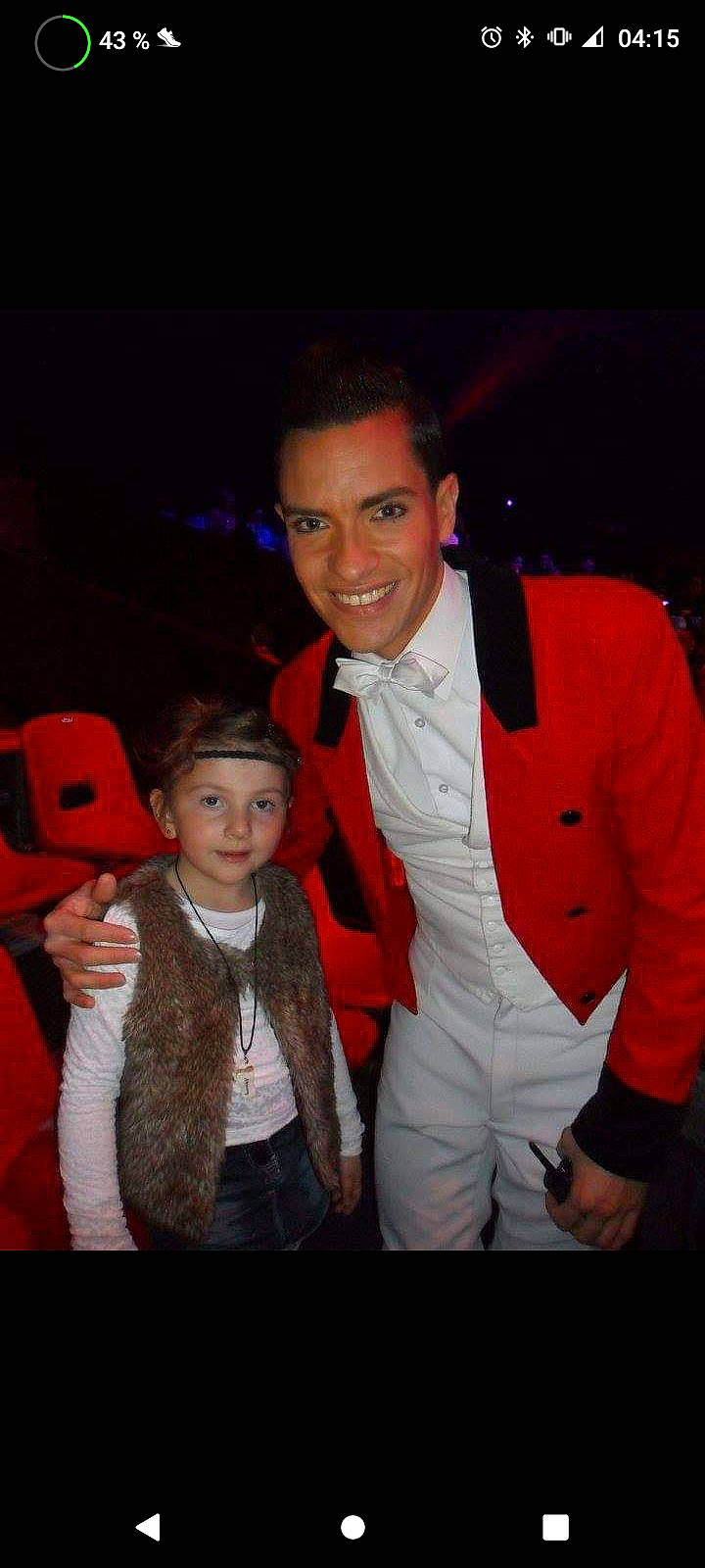 Armony participe au concours pour gagner de l'argent avec cette photo : belt, blazer, bow_tie, child, cool, costume, event, fashion_accessory, fashion_design, flash_photography, formal_wear, fun, fur, gesture, glove, happy, jewellery, joy, outerwear, person